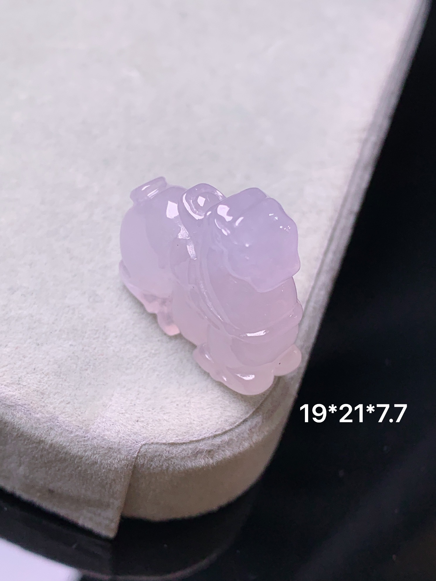 冰种唐马吊坠 玉质细腻 色泽艳丽清新 水润亮眼 整体尺寸19*21*7.7a2