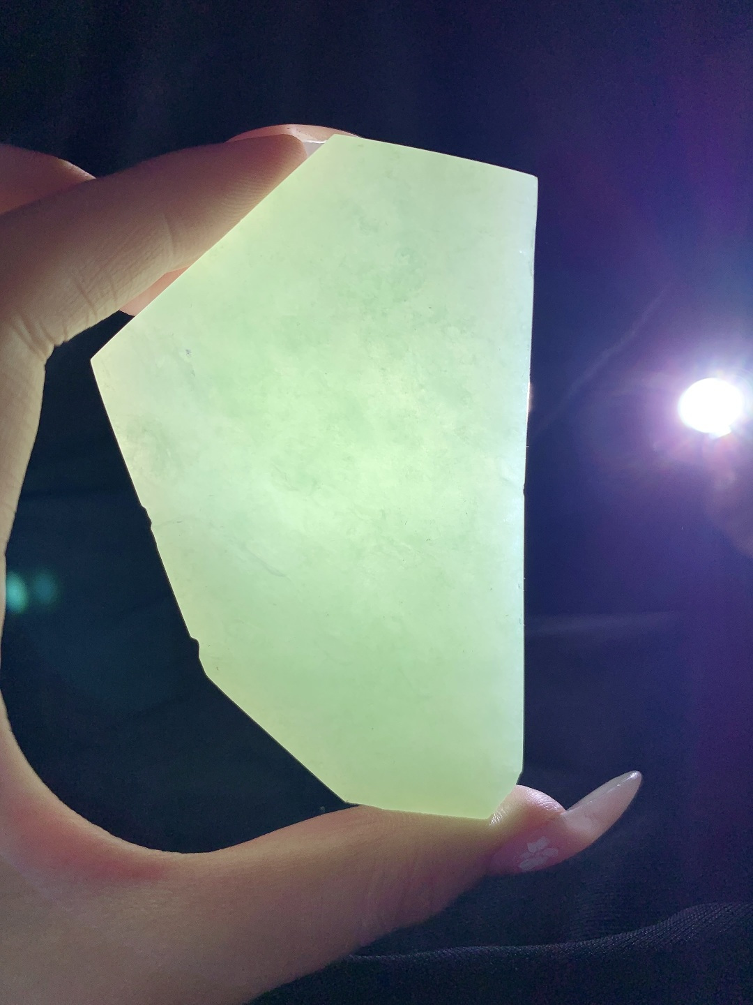 冰晴水/牌子料/片料/板料/特色料，可做牌子、人物、山水、动物、花件……等推荐参考，89.6-57.1-12.6，161.2克，材料优选，一汪清露凝冰肌，半亩晴光润玉扉，这块浅晴底冰润翡翠料子色泽匀净清浅，如同春日湖光般温润透亮，玉质细腻紧实，水头饱满莹润，胶感柔和温婉，稍加匠心巧琢，便可设计打磨为平安无事牌、简约素牌、清雅山水、自在禅心等各类雅致挂件，素净底色自带安宁沉静的气韵，寓意心境澄澈通透、一世平安顺遂、清雅无忧，上手佩戴温润低调、百搭耐看，亦护佑福运常伴、前路明朗、万事安稳称心。