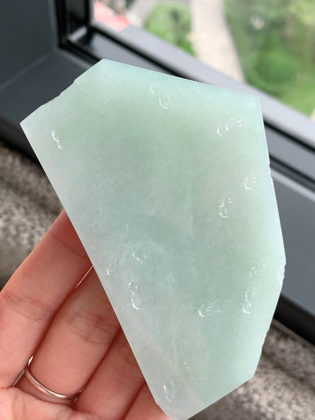 冰晴水/牌子料/片料/板料/特色料，可做牌子、人物、山水、动物、花件……等推荐参考，89.6-57.1-12.6，161.2克，材料优选，一汪清露凝冰肌，半亩晴光润玉扉，这块浅晴底冰润翡翠料子色泽匀净清浅，如同春日湖光般温润透亮，玉质细腻紧实，水头饱满莹润，胶感柔和温婉，稍加匠心巧琢，便可设计打磨为平安无事牌、简约素牌、清雅山水、自在禅心等各类雅致挂件，素净底色自带安宁沉静的气韵，寓意心境澄澈通透、一世平安顺遂、清雅无忧，上手佩戴温润低调、百搭耐看，亦护佑福运常伴、前路明朗、万事安稳称心。