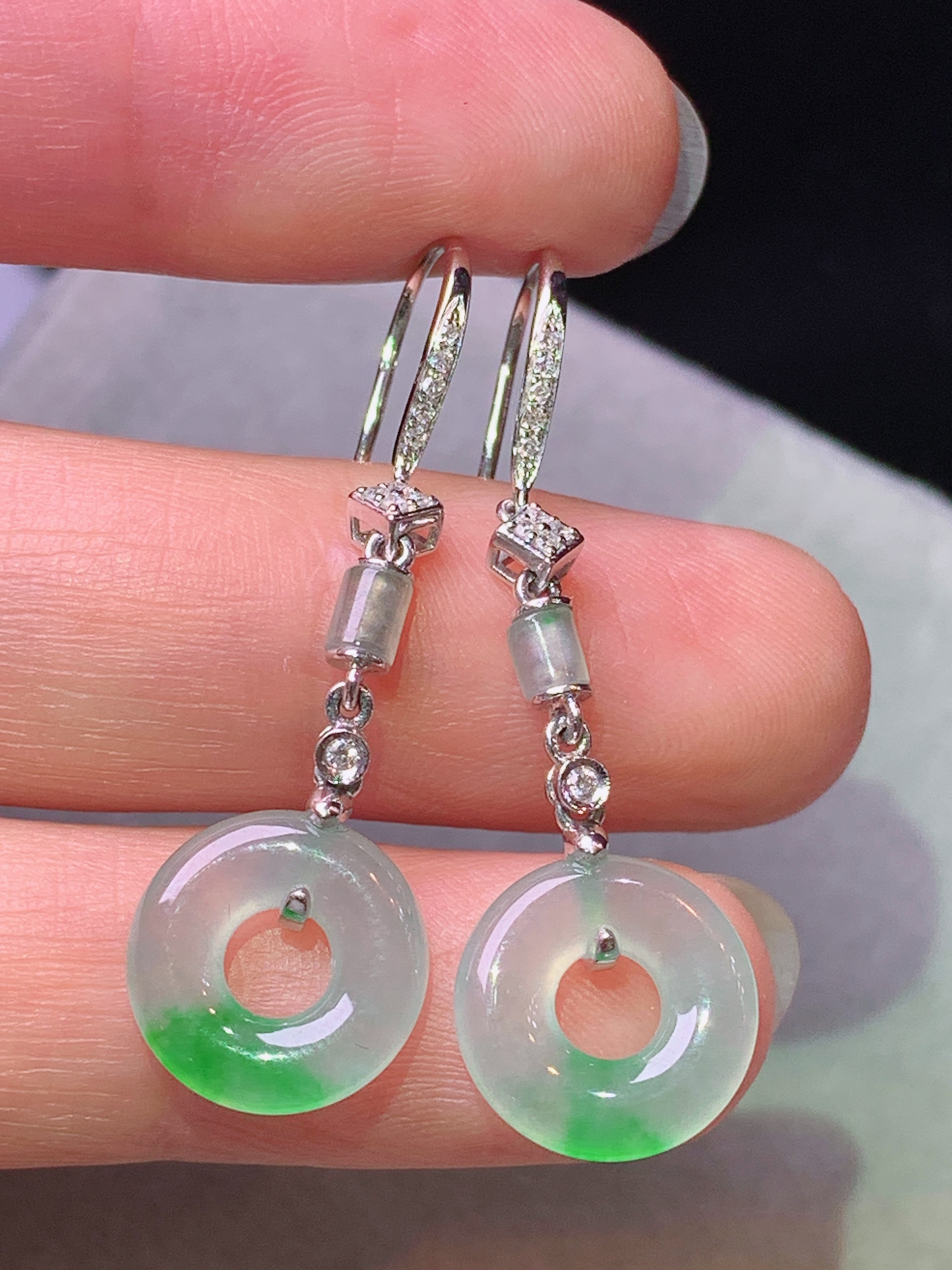 18k金钻镶嵌冰种飘绿平安环耳坠 玉质细腻 色泽艳丽清新 水润亮眼 整体尺寸37.8*11.5*3f1