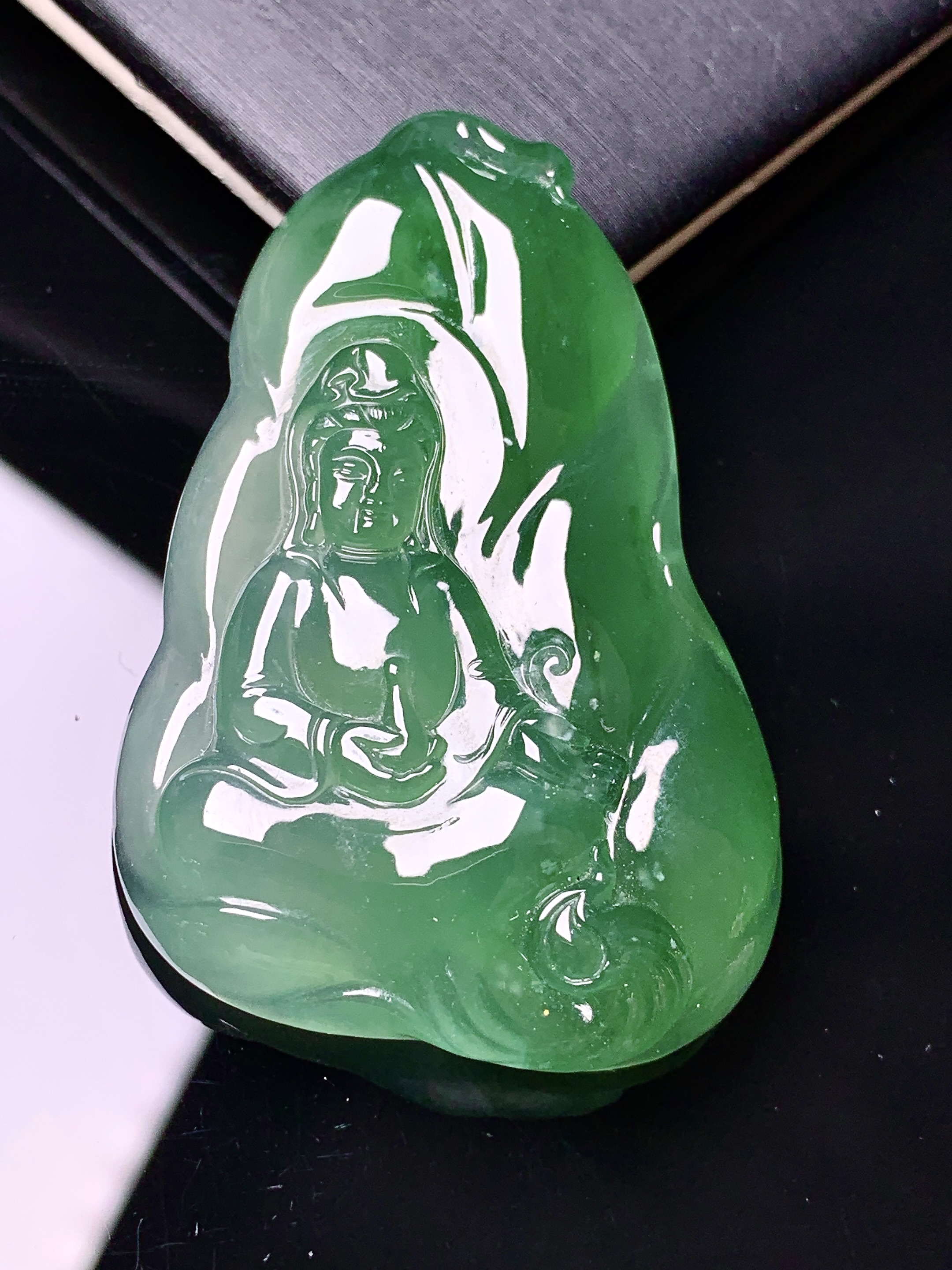 冰阳绿观音菩萨吊坠 玉质细腻 色泽艳丽清新 水润亮眼 整体尺寸48*32*7.5x7