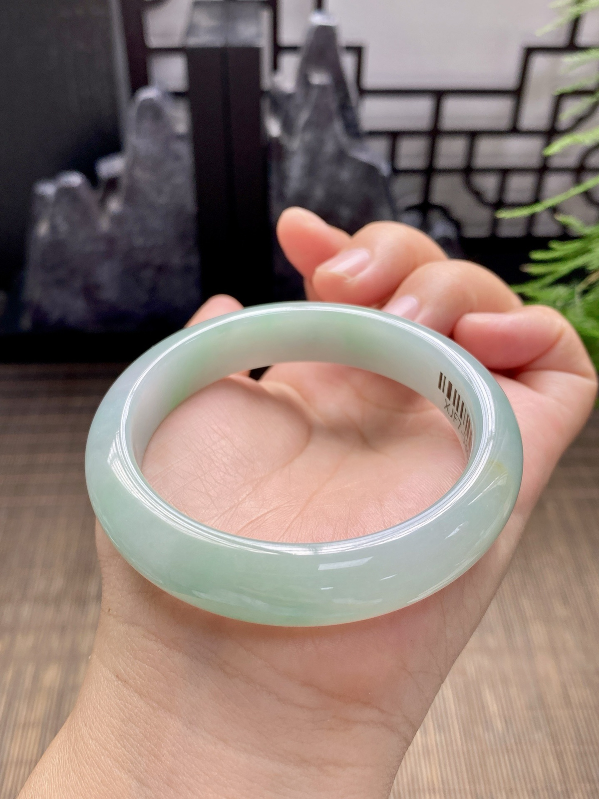 【睛水底淡绿色手镯】
【尺寸】54.7-8-12