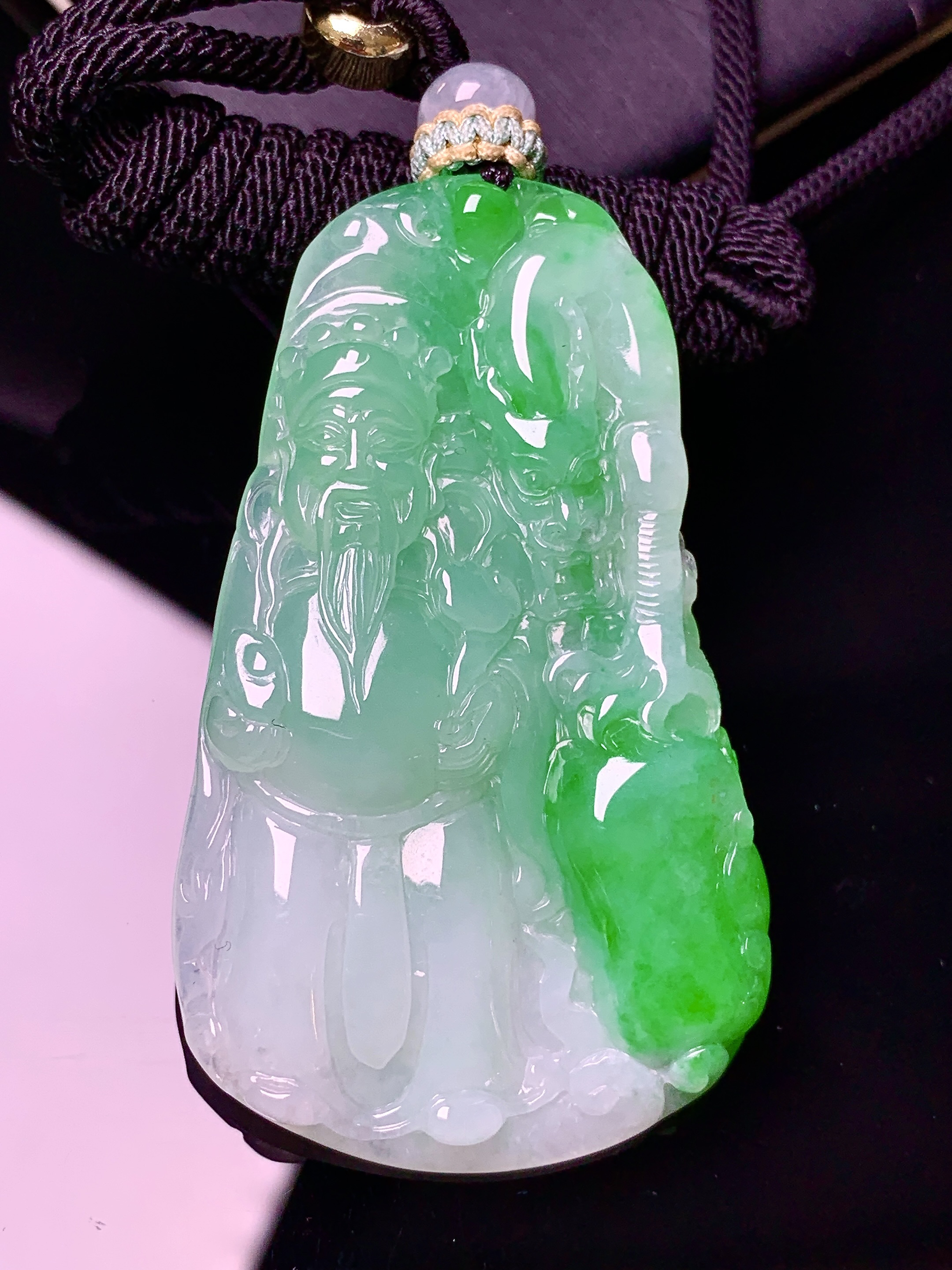 飘绿财神吊坠 玉质细腻 色泽艳丽清新 水润亮眼 整体尺寸 53*31*5.8w1