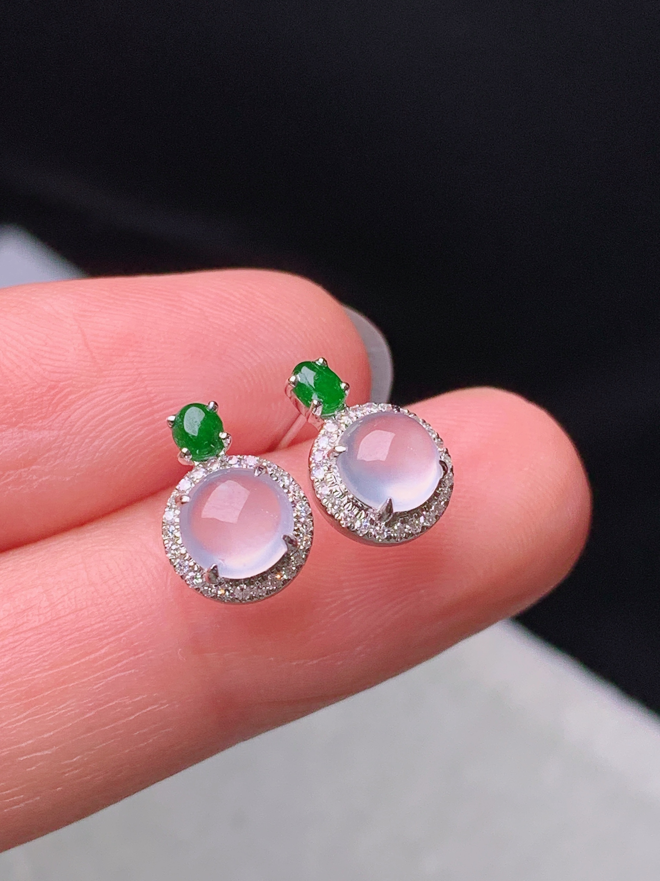 18k金钻镶嵌冰种蛋面耳钉 玉质细腻 色泽艳丽清新 水润亮眼 整体尺寸10.3*7.5*4b2