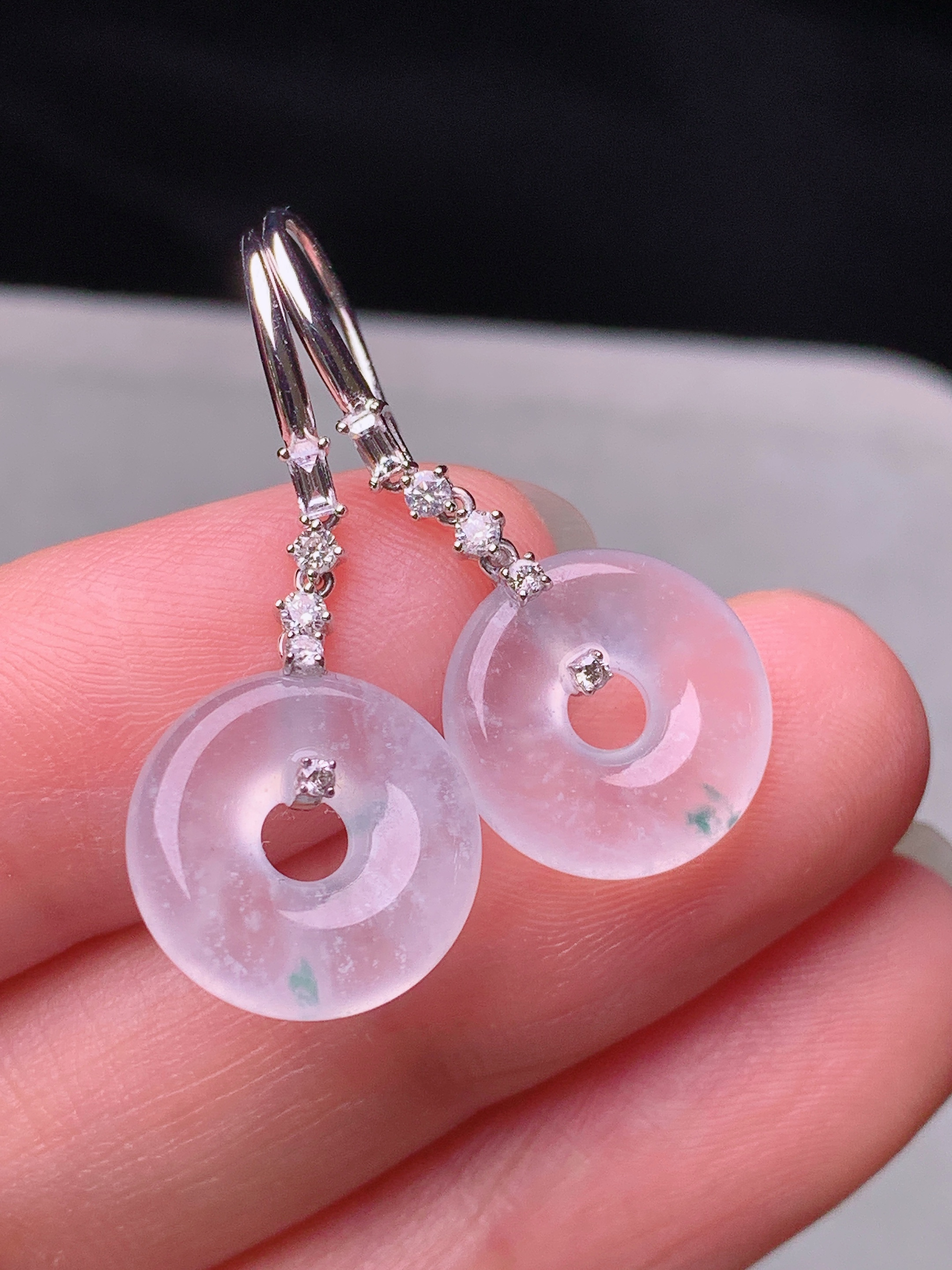 18k金钻镶嵌冰种平安环耳坠 玉质细腻 色泽艳丽清新 水润亮眼 整体尺寸29.3*12.6*3.8m