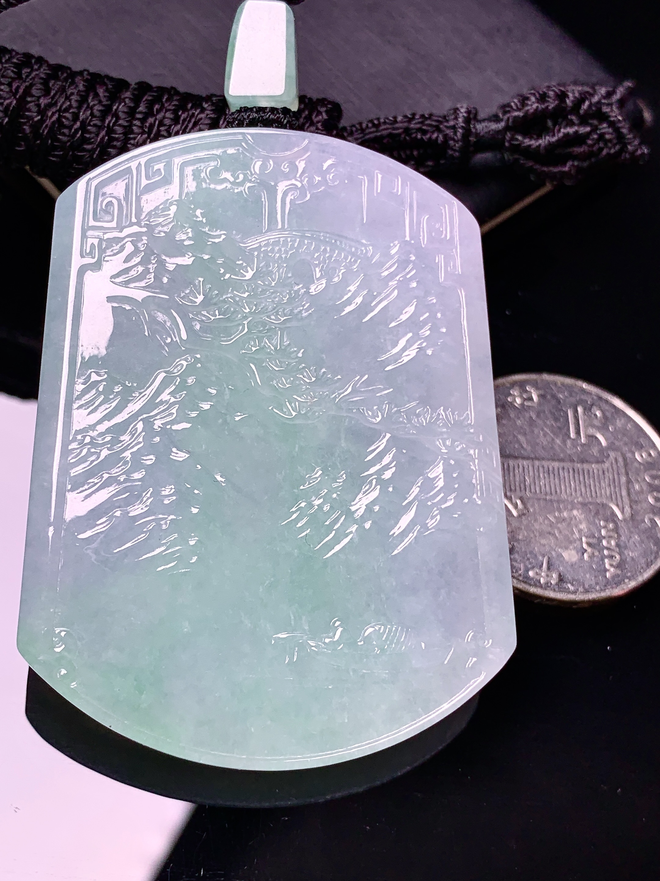 飘绿山水牌子吊坠 玉质细腻 色泽艳丽清新 水润亮眼 整体尺寸54.8*40.8*5.8L1