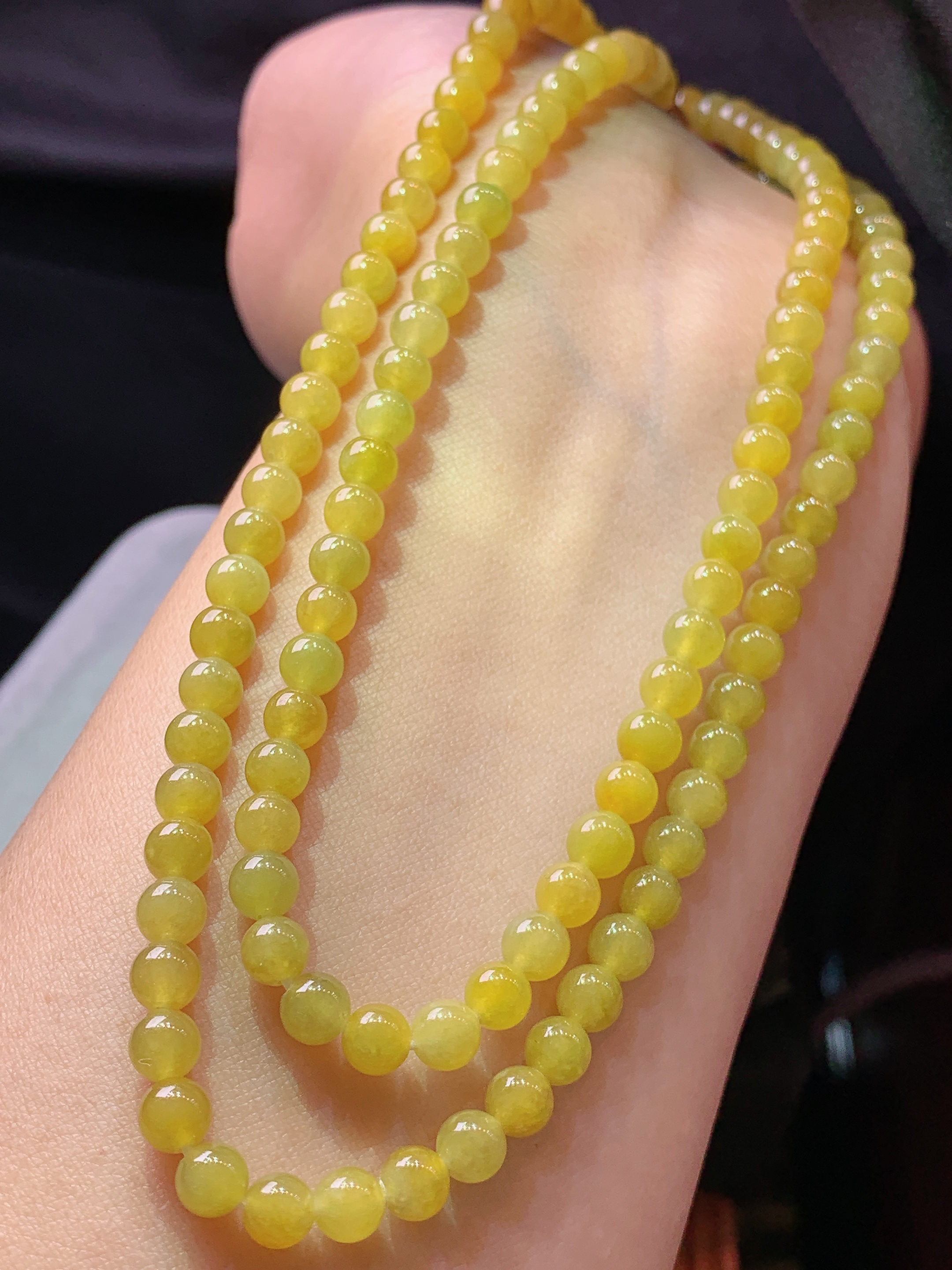 冰黄翡圆珠项链 玉质细腻 色泽艳丽清新 水润亮眼 整体尺寸4.8h3