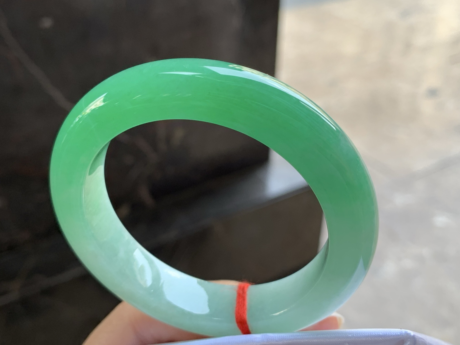 53-12-9.3

阳绿色手镯^_^颜色鲜艳 玉质温润