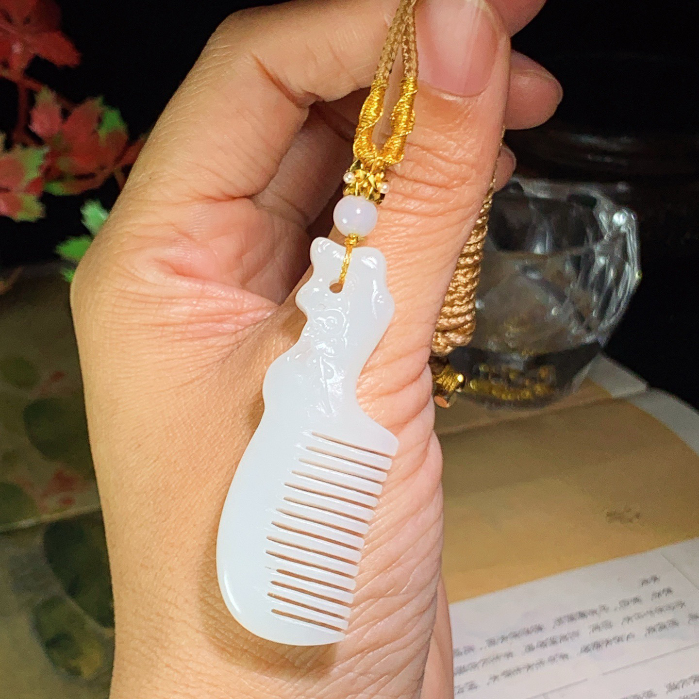 新疆和田玉白玉梳子挂件。尺寸55/20/7重14克 玉质细腻油润 底色纯净 脂粉好，品质好。lt26