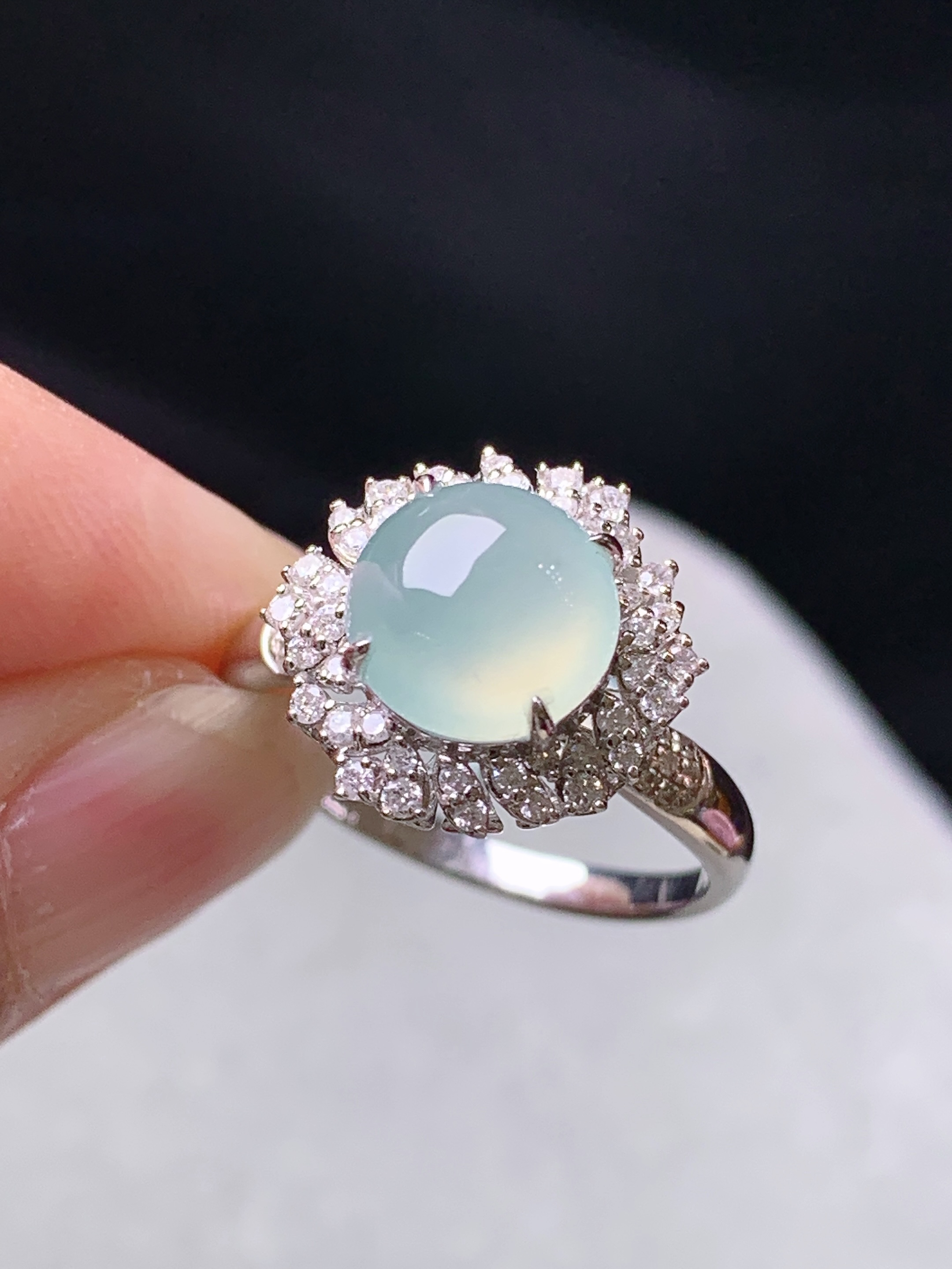 18k金钻镶嵌冰种晴底戒指 玉质细腻 色泽艳丽清新 水润亮眼 圈口14 整体尺寸13.5*12.8*10t1