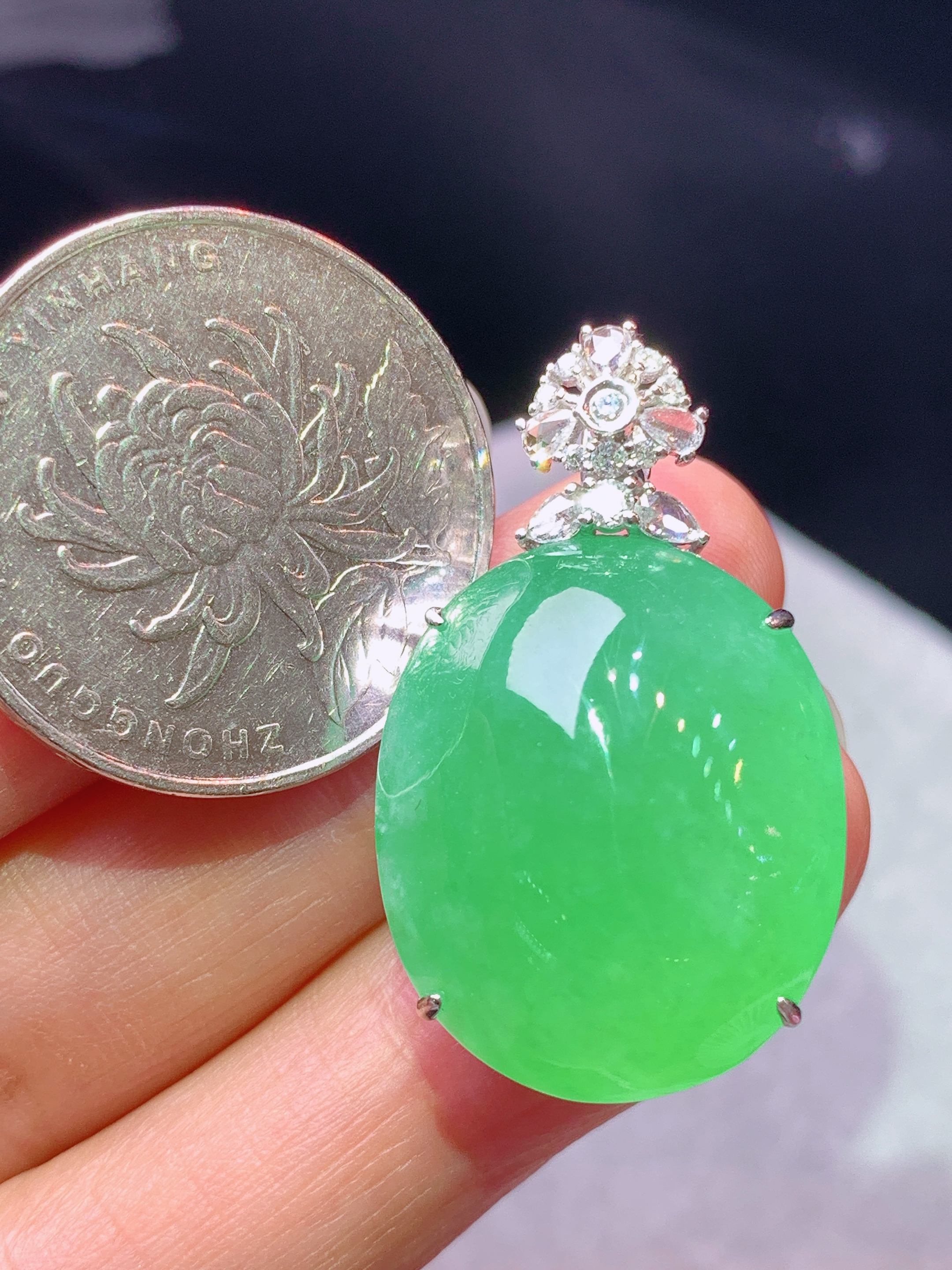 18k金钻镶嵌冰阳绿蛋面吊坠 玉质细腻 色泽艳丽清新 水润亮眼 整体尺寸32.2*19*13.3f1