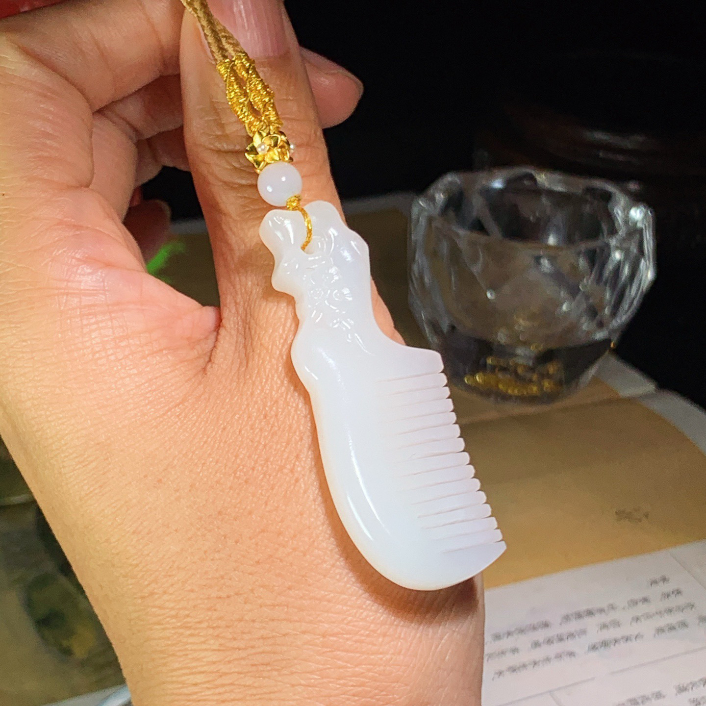 新疆和田玉白玉梳子挂件。尺寸55/20/7重14克 玉质细腻油润 底色纯净 脂粉好，品质好。lt260422