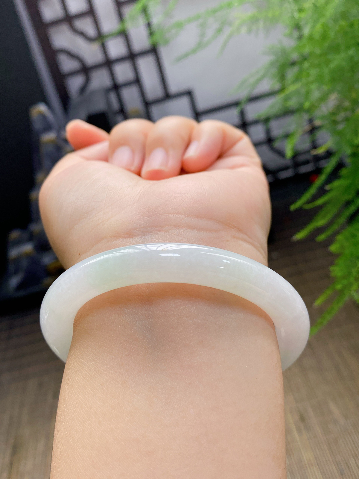 【白底飘绿圆条手镯】

【尺寸】55.1-9-9