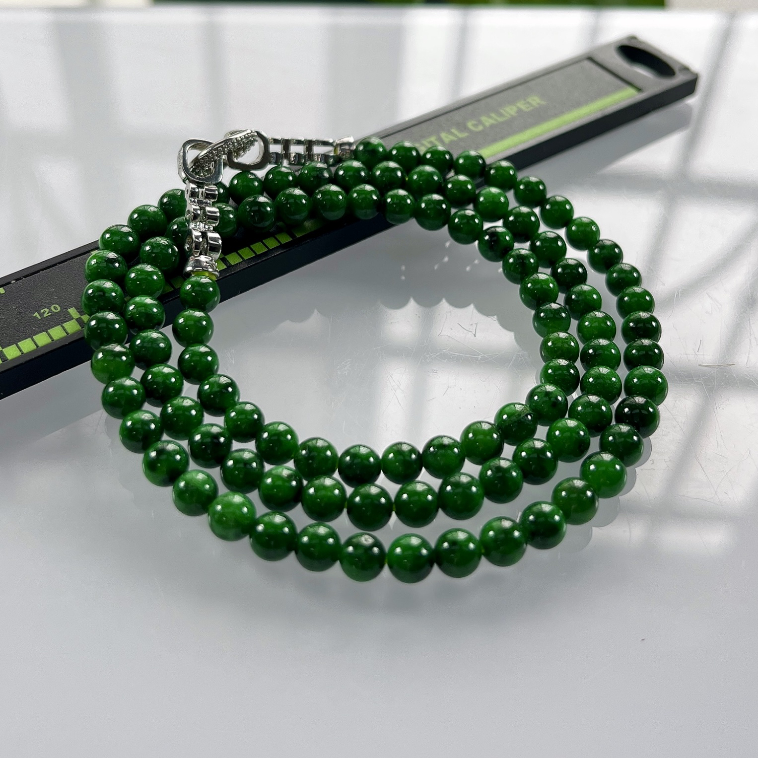 缅甸天然翡翠A货，卡5水润辣绿圆珠项链手链，尺寸：5mm/98颗，长度515mm，重量：23.28g