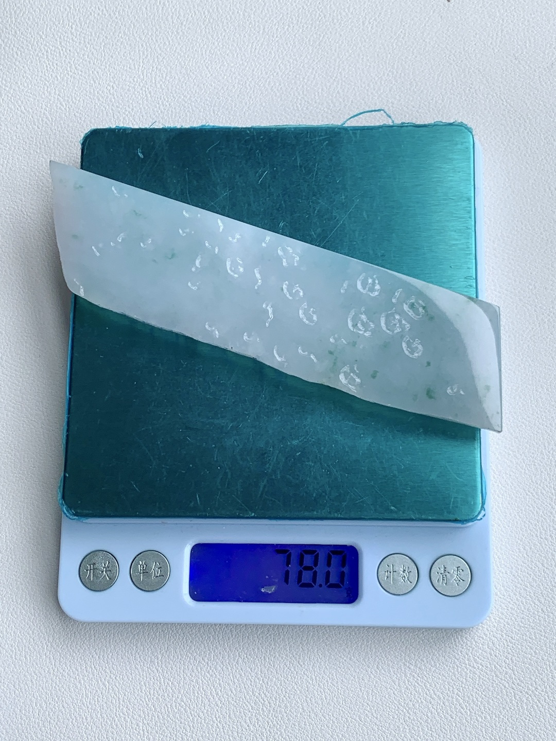 冰飘花/牌子料/片料/板料/特色料，可做牌子、人物、山水、动物、花件……等推荐参考，133-32.4-6.7，78克，材料优选，轻烟凝润铺清色，碎翠零星点玉光，这块冰润飘花翡翠片料，底色素净莹润、似月光凝脂般细腻温婉，鲜灵翠花随性散落、灵动鲜活意境悠然玉质细腻紧实、水头清亮通透，胶感柔和温润，经精工随形巧琢，可打磨为简约平安无事牌、写意山水牌、清雅禅意挂件等各类雅致佳作，清润底色寓意心境澄澈安宁、一生平顺安稳，点点翠色承载生机盎然、福气源源不绝气质干净脱俗，上手百搭雅致，长久佩戴更可护佑万事顺遂、福运常伴、前路明朗无忧。