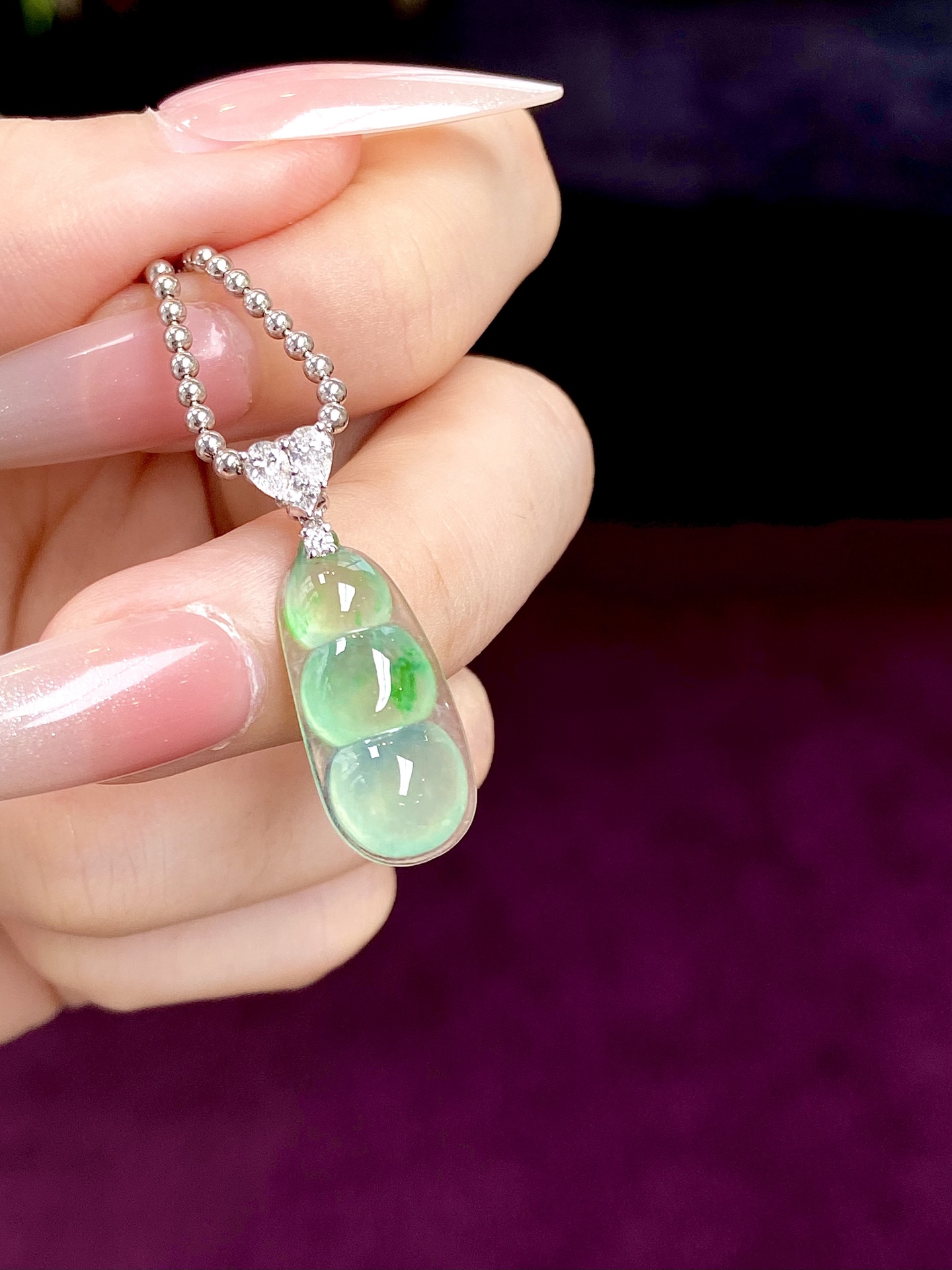 ️高冰种飘绿福豆吊坠，水灵灵的，飘着丝丝仙绿，一眼万年的心动，越简单越：27.8，裸石：20.7-