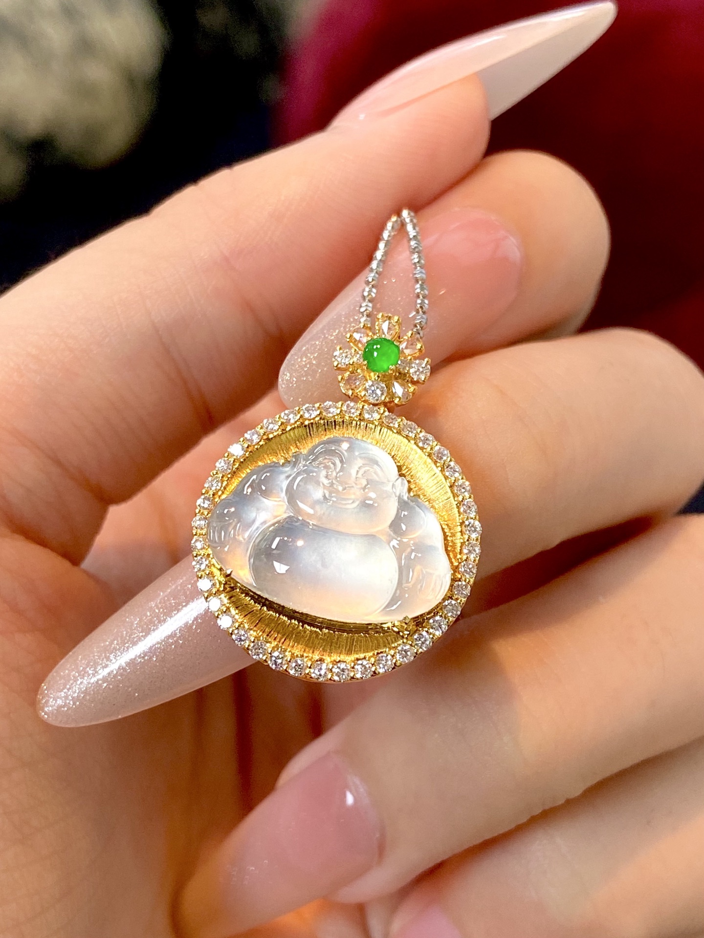 ️高冰种佛公吊坠，晶莹剔透的美，圆鼓鼓的肚子 福气满满，手工拉丝盘更突出质感，和佛公慈爱大度的气质契合：26.9-19.8-8.8，裸石：16.8-12.6-3.6mm，无裂。