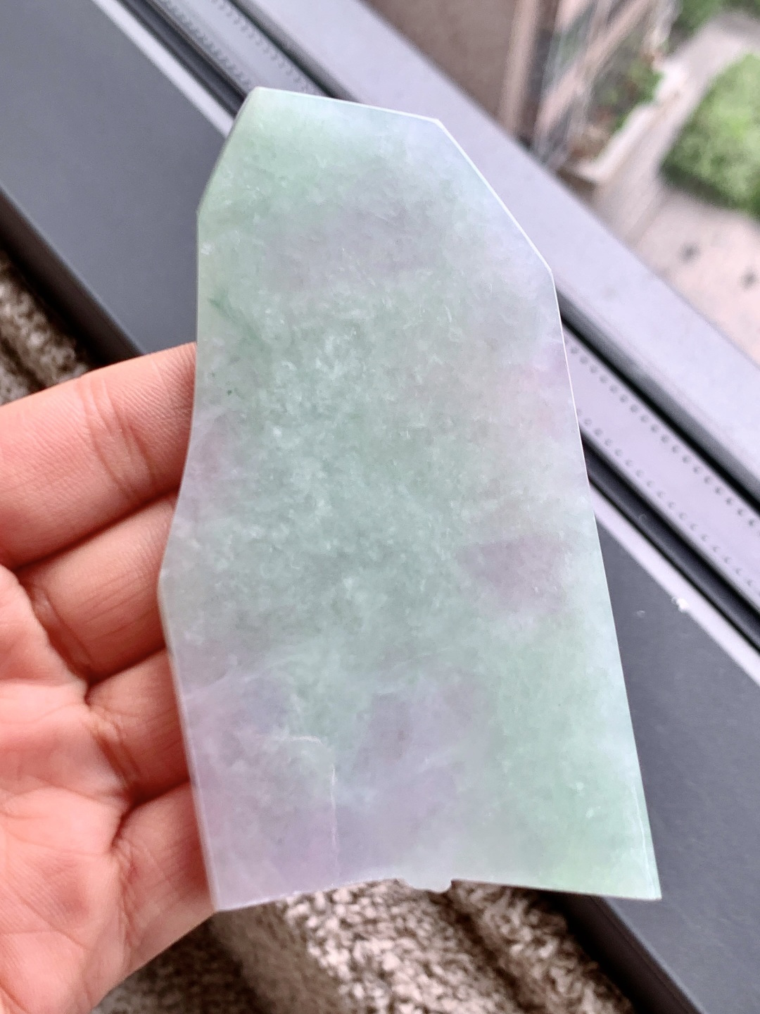 ️冰飘花/牌子料/片料/板料/特色料题材可做牌子、人物、山水、动物、花件……等推荐参考99.4-52.8-7.2107.8克材料优选厚装片料藏千意，一琢一成皆入禅。此料为冰春彩飘花大料胚，紫韵温婉，绿意灵动，冰质澄澈如月下流泉。厚装大料形制舒展，留白丰沛，既宜雕琢大件山水、人物摆件，呈恢弘意境；亦可拆分制牌，藏方寸雅趣。是集颜值与潜力于一身的匠心之选，承载“春满乾坤，紫气东来”的美好期许。