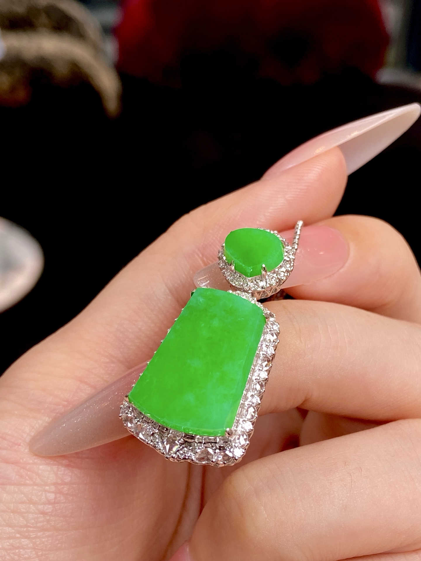 ️冰种阳绿无事牌吊坠，这一抹绿真的很难不被注意到，素面不雕的感，日常戴很难低调：36-17.7-10.8，裸石：19.2-13.3-3mm。