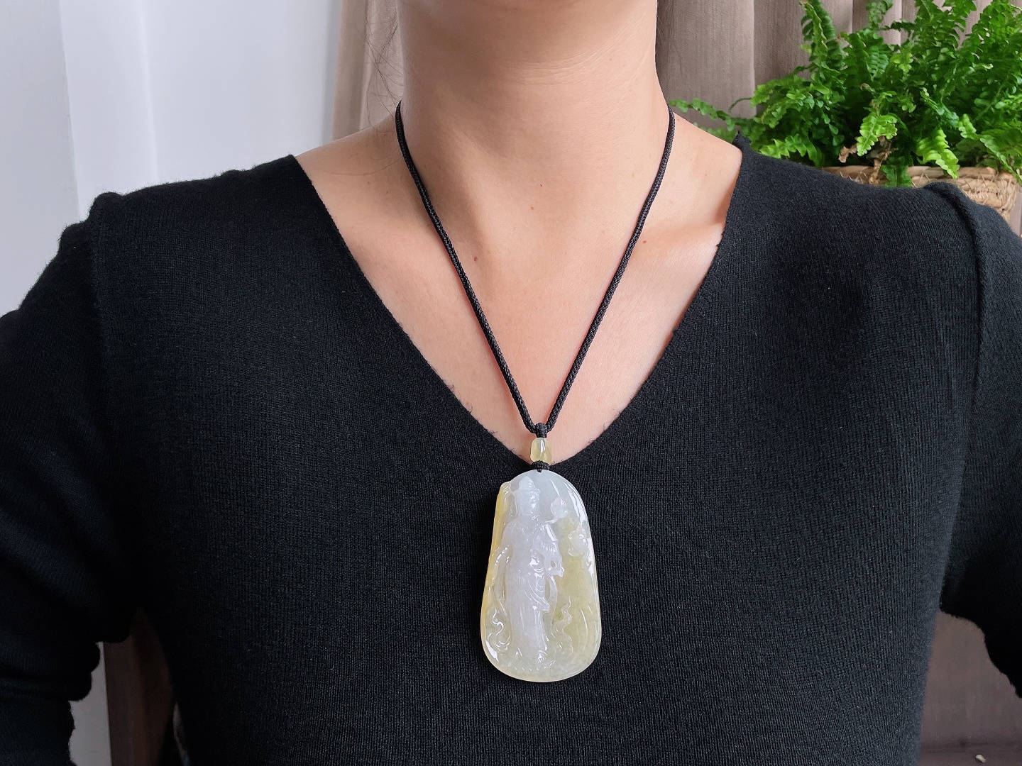 【裸石】高冰飘黄翡大势至菩萨持莲观音吊坠【说明】缅甸 无裂 性比高  【尺寸】72-41.4-11.3【重量】50克