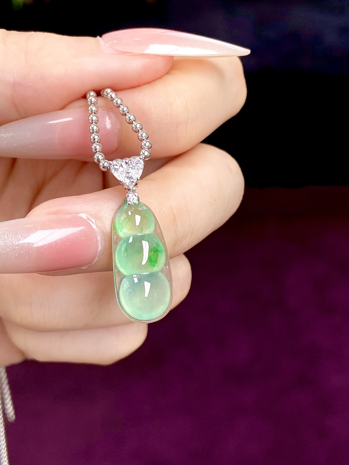 ️高冰种飘绿福豆吊坠，水灵灵的，飘着丝丝仙绿，一眼万年的心动，越简单越：27.8，裸石：20.7-9.6-4.6mm，无裂。