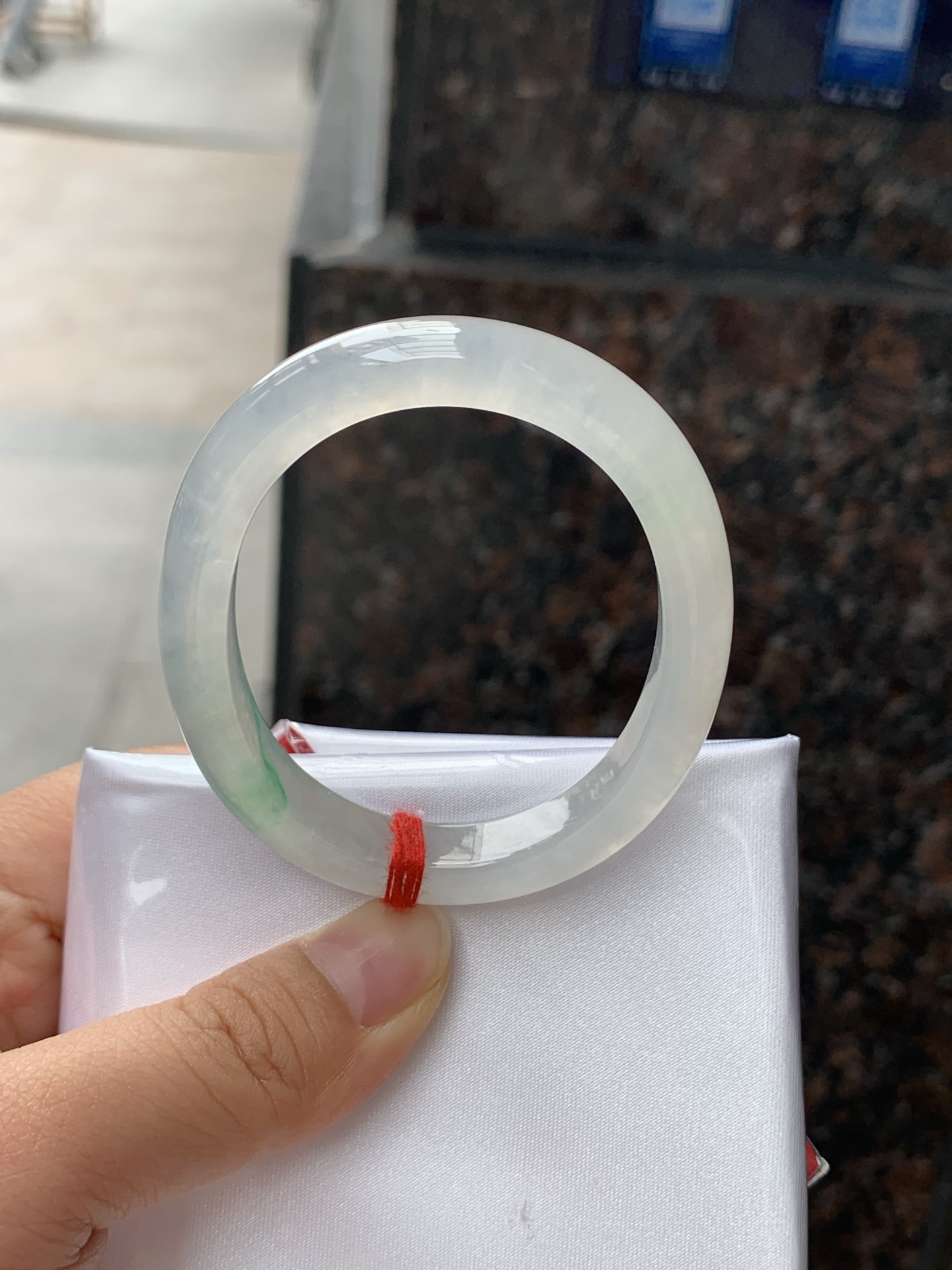 冰飘绿贵妃51.3-43-8.8-7.60422-H732打灯棉线+纹裂，不扣，底妆冰润，一丝阳绿花点缀，简约却充满灵气，清新如芽，宛若自然的画卷凝结于腕间，静中带动，韵味悠长。