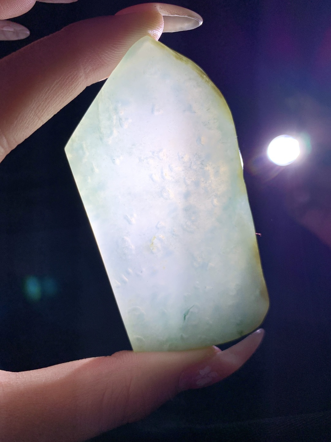 【材料】🫧冰种/牌子料/片料/板料/特色料【题材】可做牌子、人物、山水、动物、花件……等推荐参考【尺寸】78.2-37.8-7.3【重量】63.1克材料优选浅烟凝玉铺清润，柔色含光蕴静灵这块冰润浅春底带黄翡翡翠片料质地细腻冰透，水头清亮莹润，似薄雾漫裹的柔润月光，边角暖黄俏色自然晕染，零星翠色轻缀其间，玉面肌理温润细腻、胶感十足，经精工俏雕后，可化作山水意境牌、禅意悟道、平安无事素牌等雅致佳作，浅柔底色象征心境安然、顺遂宁和，俏色黄翡寓意招财纳福、贵气相随自带清逸悠远的静谧氛围感，佩戴可衬温润雅致气质，更护佑一生安稳无忧、福运绵长、前程清宁坦荡。