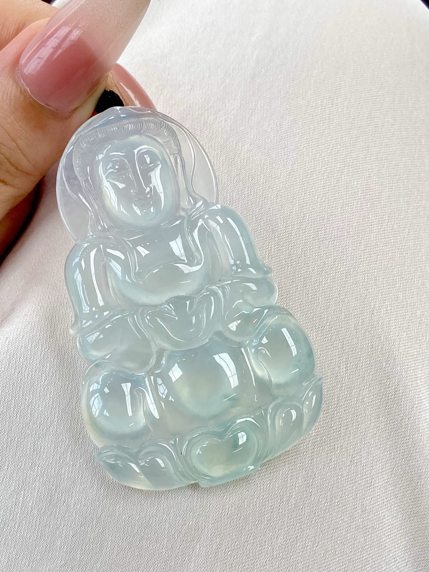 ️高冰种观音吊坠，水头超足，品质无可挑剔，大件厚装 胶润纯美，散发着灵气与禅韵，戴之大气，藏之珍爱