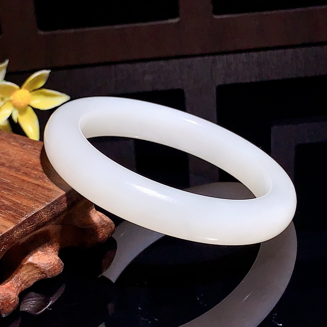 和田玉56.8圈羊脂白手镯！撒金皮手镯，玉质细腻油润 底色纯净 无裂无杂 脂粉好，品质高。