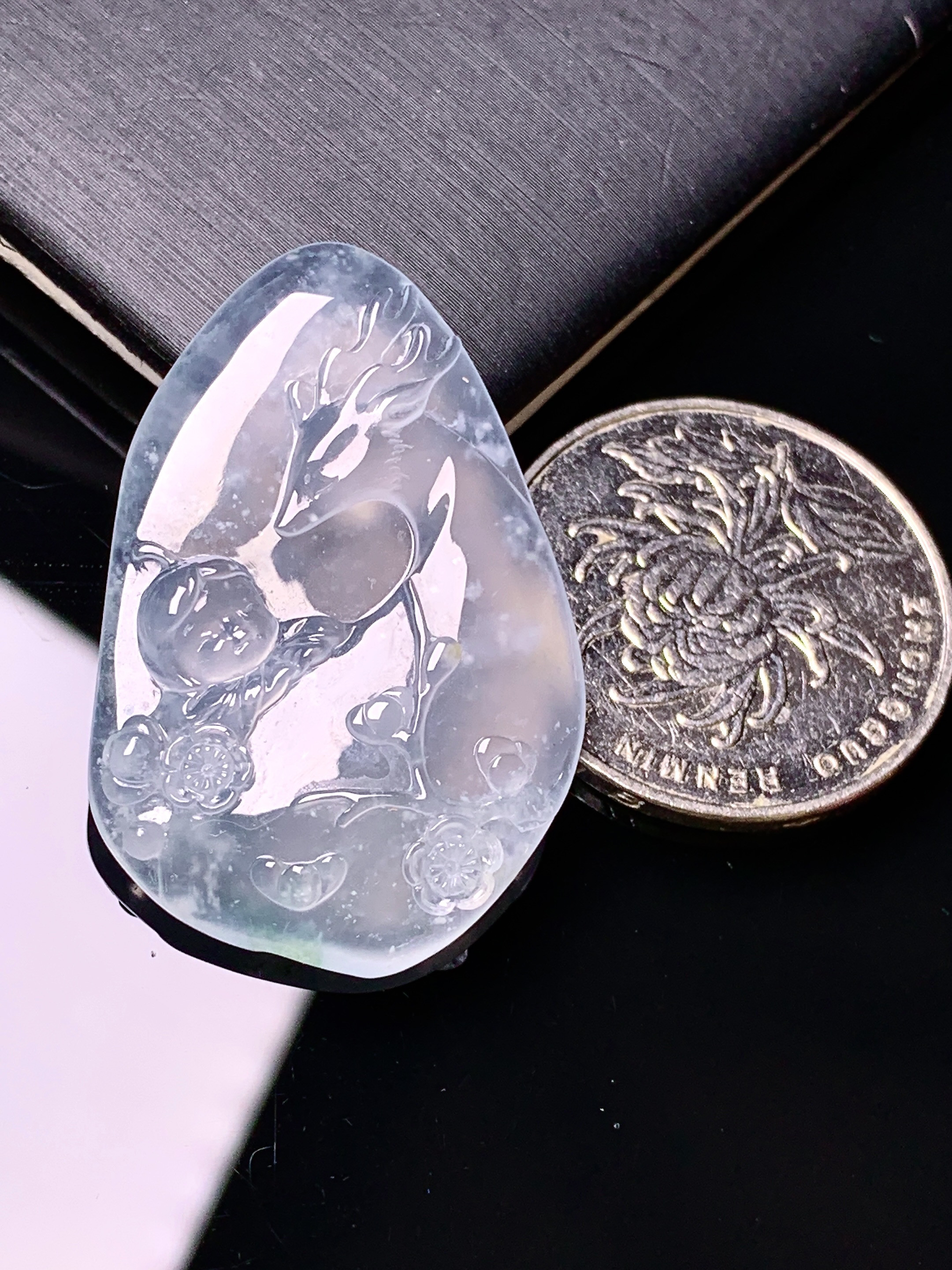 冰种梅花鹿吊坠 玉质细腻 色泽艳丽清新 水润亮眼 整体尺寸36*24*5.2x7