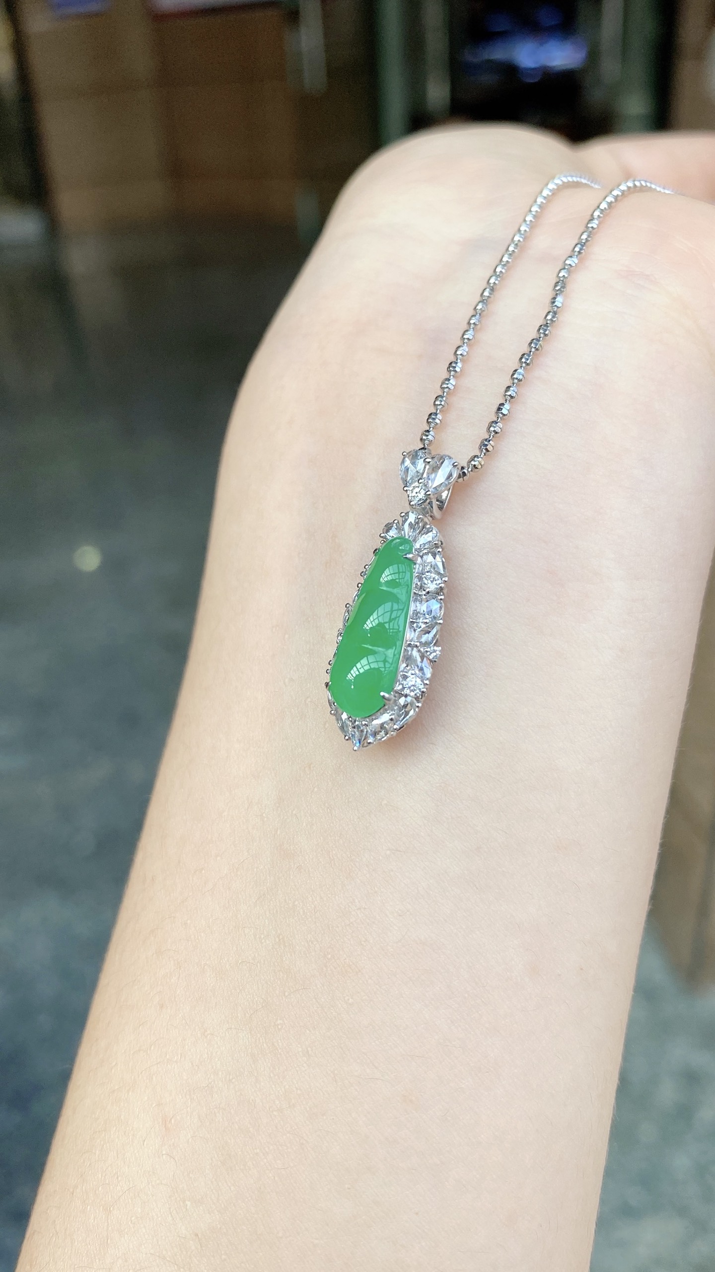 自然光 · 冰阳绿福豆吊坠18K · 整：27.6*10*8.8mm          裸：16.1