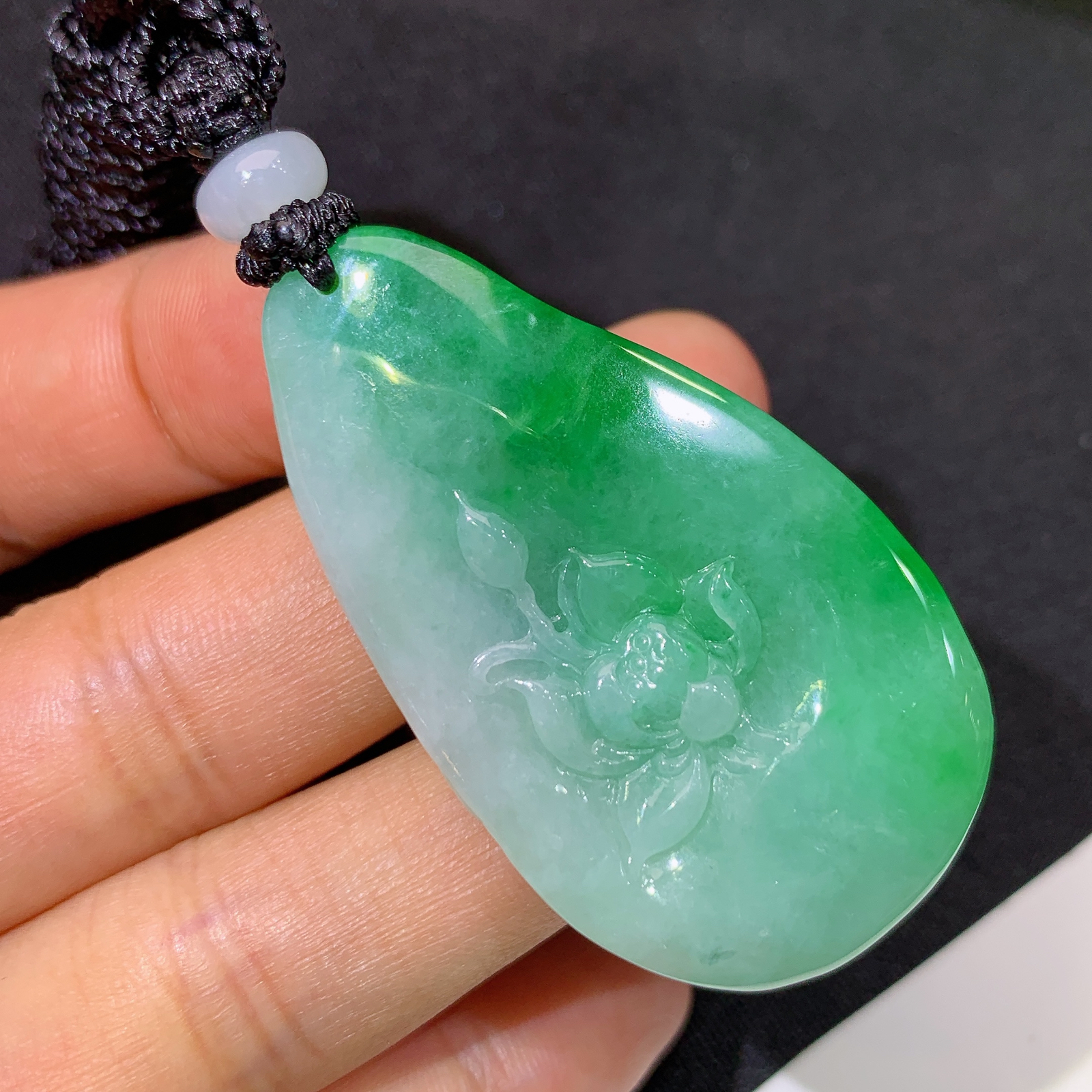 飘绿荷叶鱼，冰润色阳，玉质细腻，种水足，Luc 尺寸46.8*26.8*12.2