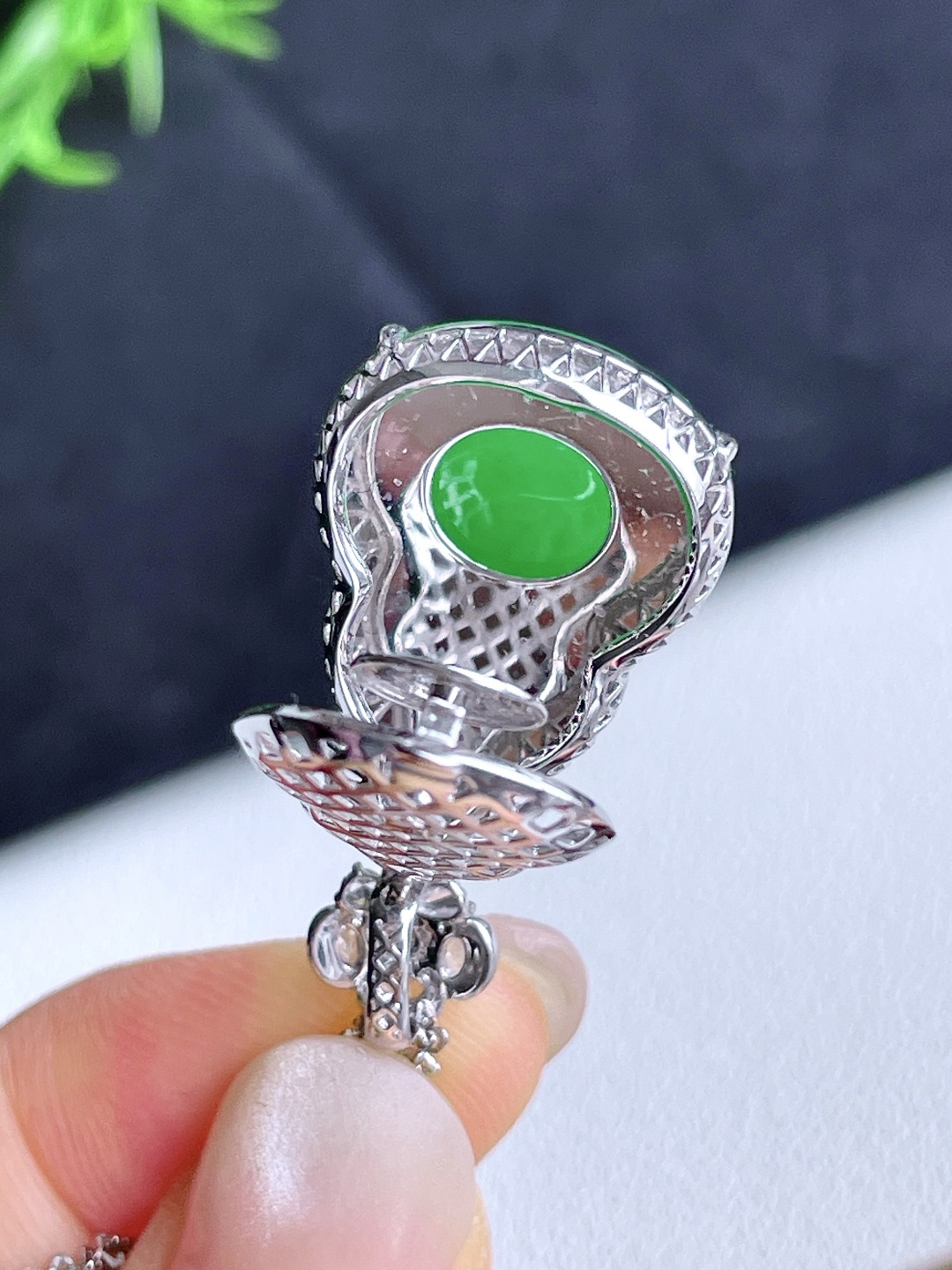 【镶嵌】高冰阳绿葫芦大葫芦吊坠  【说明】缅甸 18k金镶嵌 无裂 性比高  【整体】32.2-17.6-12.2  【裸石】21.2-17.6-5.8  【重量】7.4克