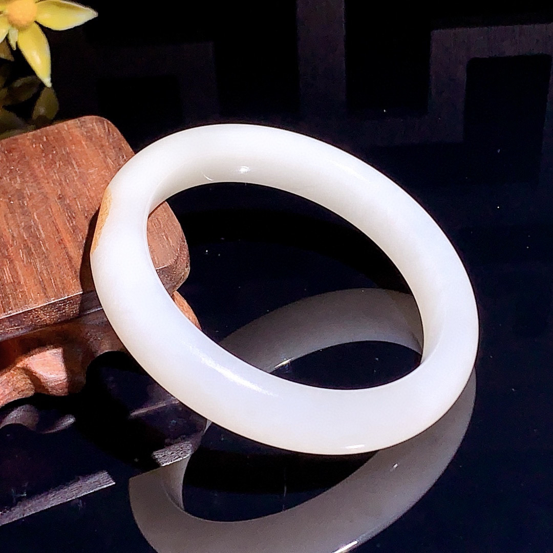 和田玉54.5圈羊脂白手镯！撒金皮手镯，玉质细腻油润 底色纯净 无裂无杂 脂粉好，品质高。