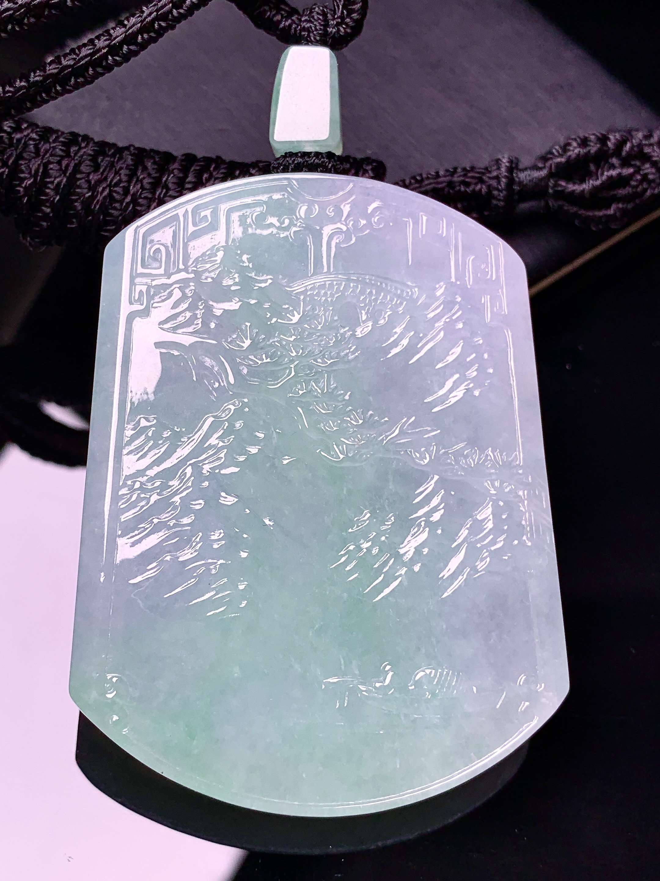 飘绿山水牌子吊坠 玉质细腻 色泽艳丽清新 水润亮眼 整体尺寸54.8*40.8*5.8L1