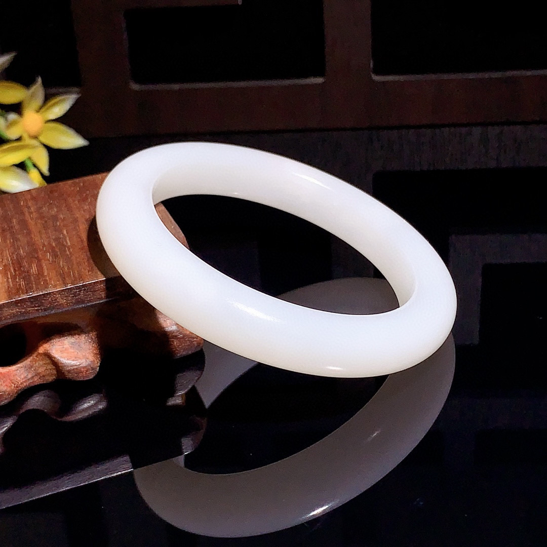 和田玉59圈羊脂白手镯！枣红皮手镯，圈口59宽12.6厚10.1重69.1克，玉质细腻油润 底色纯净 无裂无杂 脂粉好，品质高。