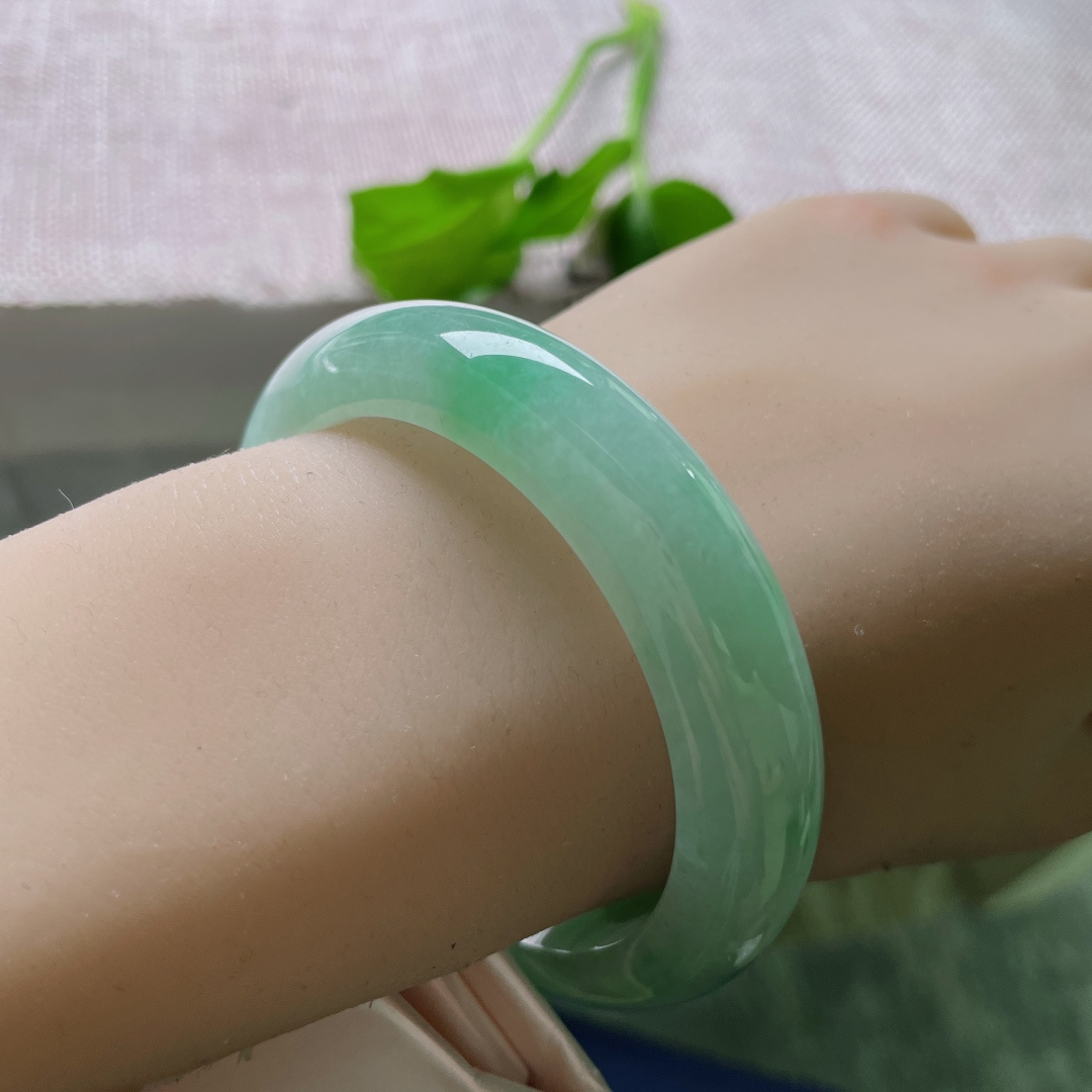 53.7/12.7/8.6果绿底正圈，颜色甜美，简单好看，清新又治愈，无裂，ss51644a