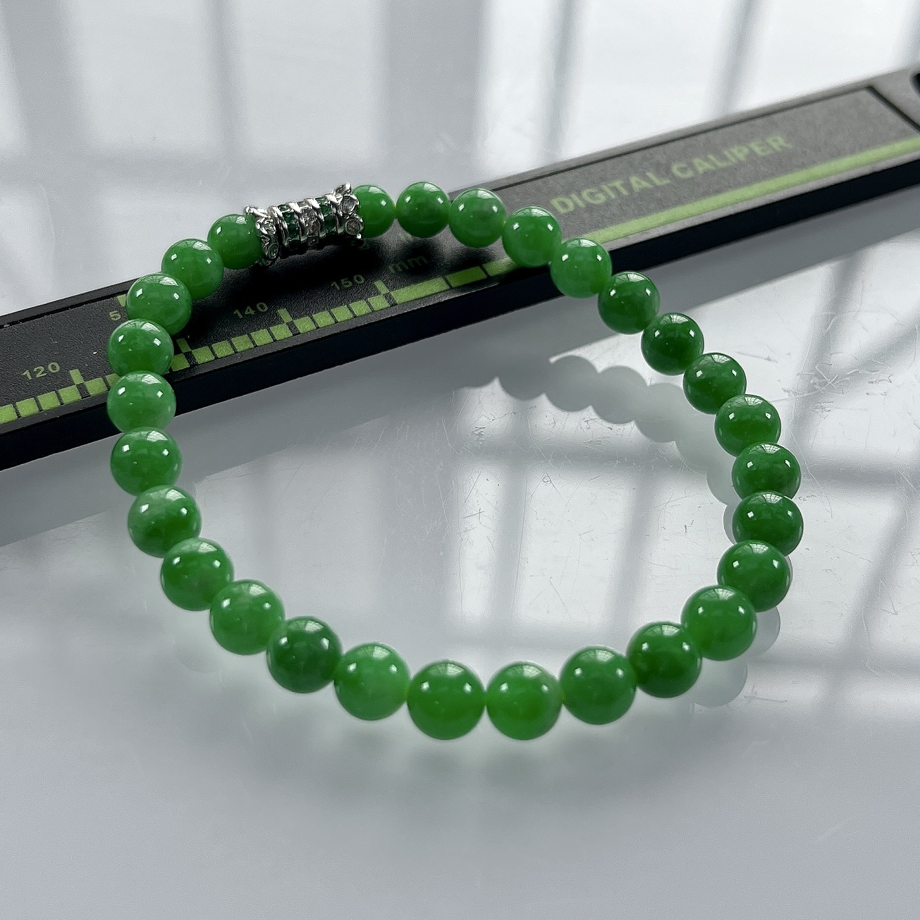 缅甸天然翡翠A货，卡6冰润满绿阳绿圆珠手串手链，尺寸：6mm/28颗，长度170mm，重量：11.1