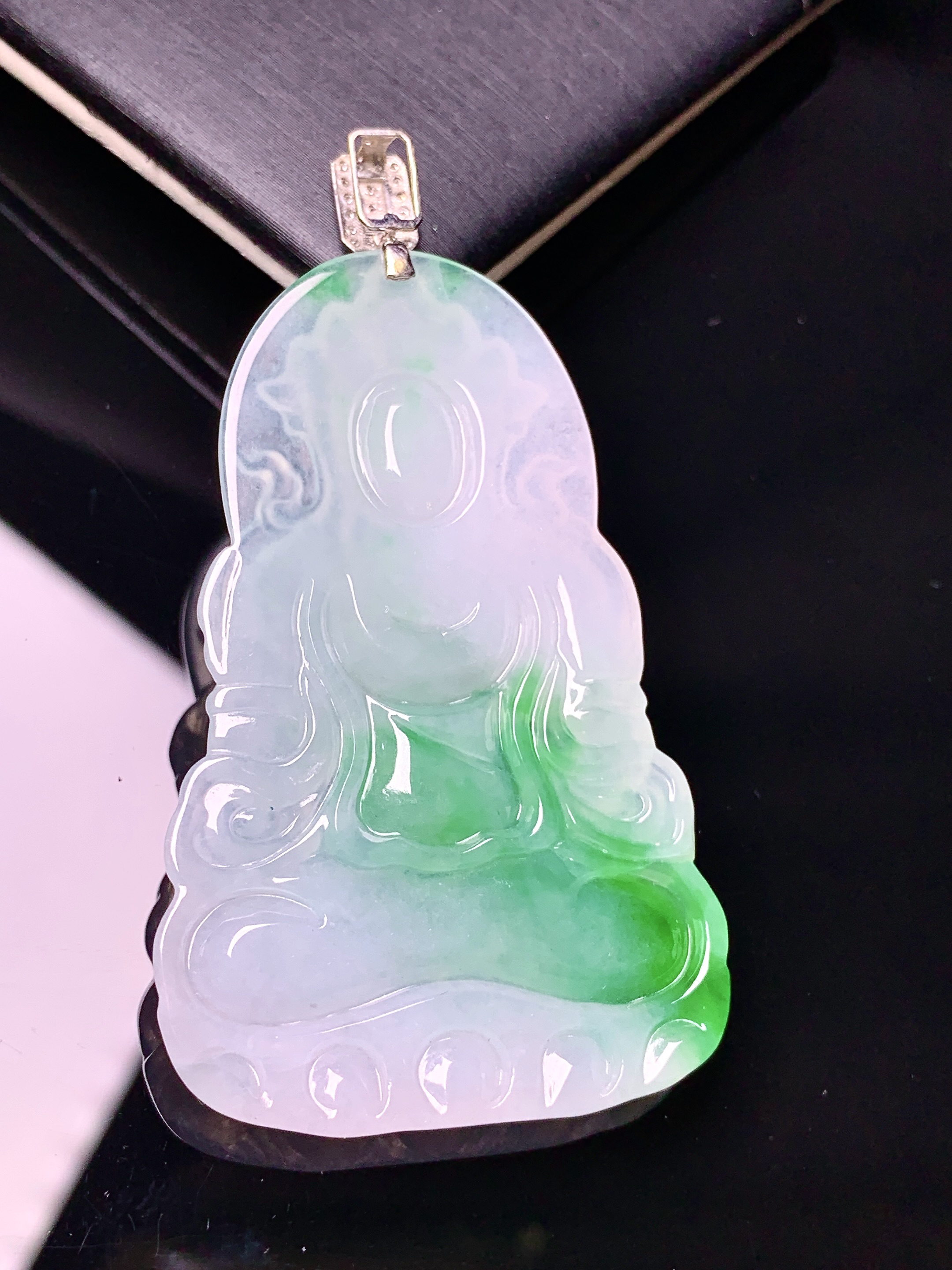 18k金钻镶嵌飘绿度母观音菩萨吊坠 玉质细腻 色泽艳丽清新 水润亮眼 整体尺寸58.8*32*5.2w1