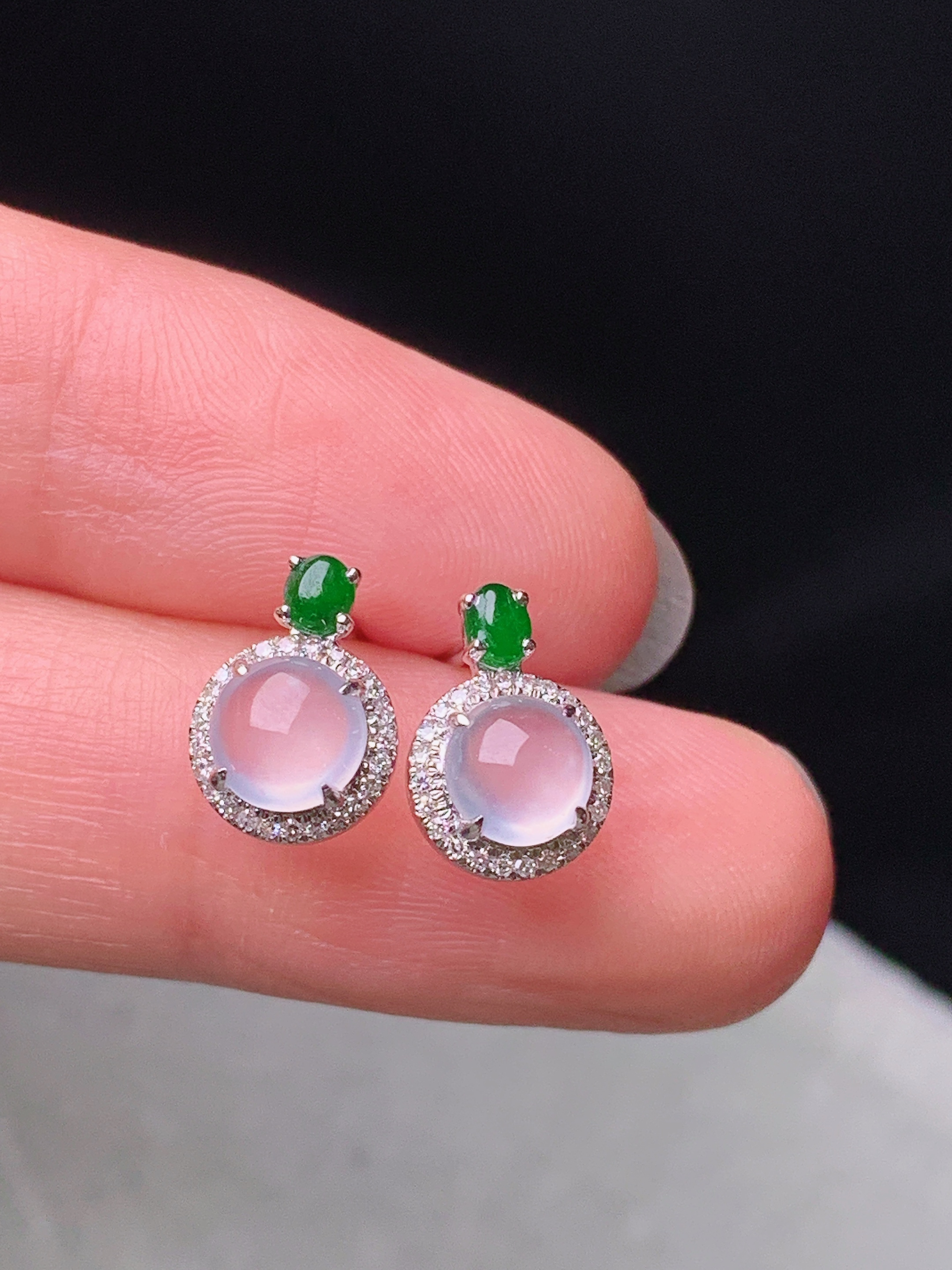 18k金钻镶嵌冰种蛋面耳钉 玉质细腻 色泽艳丽清新 水润亮眼 整体尺寸10.3*7.5*4b2