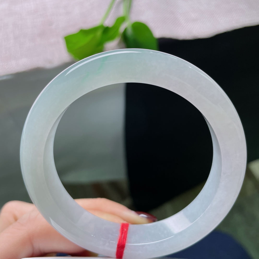 56.4/12.3/9，淡紫淡绿正圈，似灵气凝结，紫为氤氲，绿为生机。一点皮纹，ss49464a