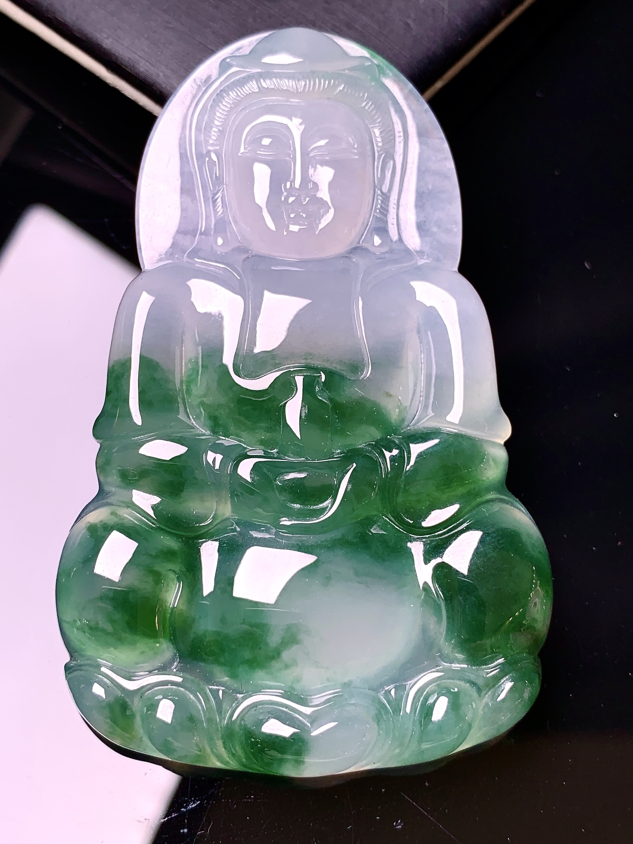 飘绿观音菩萨吊坠 玉质细腻 色泽艳丽清新 水润亮眼 整体尺寸69.3*43.3*6.3c1