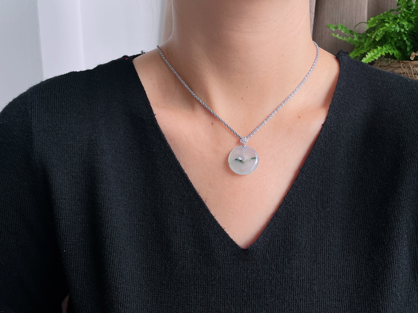 【镶嵌】冰飘花平安扣吊坠  【说明】缅甸 18k金镶嵌 无裂 性比高  【整体】28.8  【裸石】22.3-4.3  【重量】4.8克