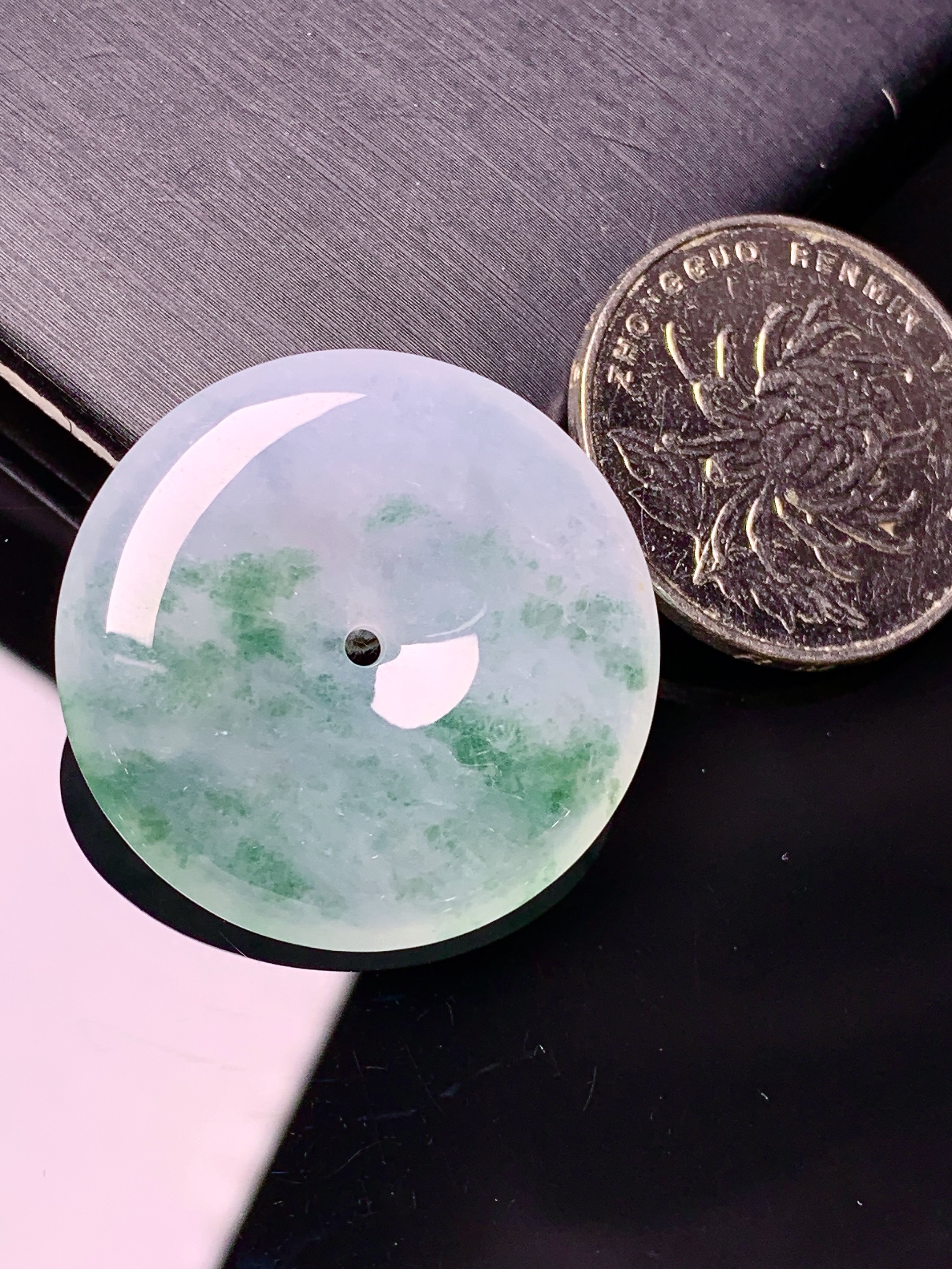 冰飘花平安扣吊坠 玉质细腻 色泽艳丽清新 水润亮眼 整体尺寸29.2*5.2x1