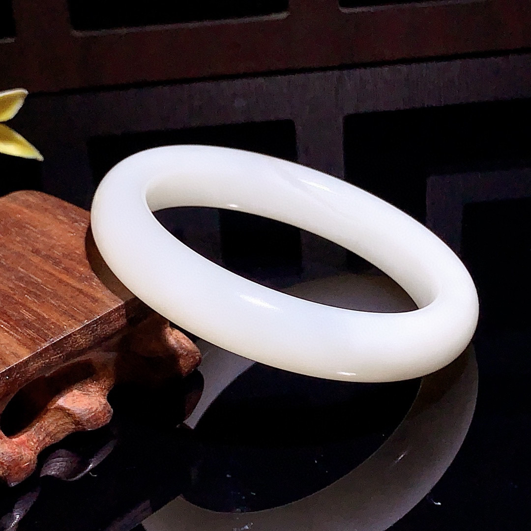 和田玉57.5圈羊脂白手镯！撒金皮手镯，玉质细腻油润 底色纯净 无裂无杂 脂粉好，品质高。