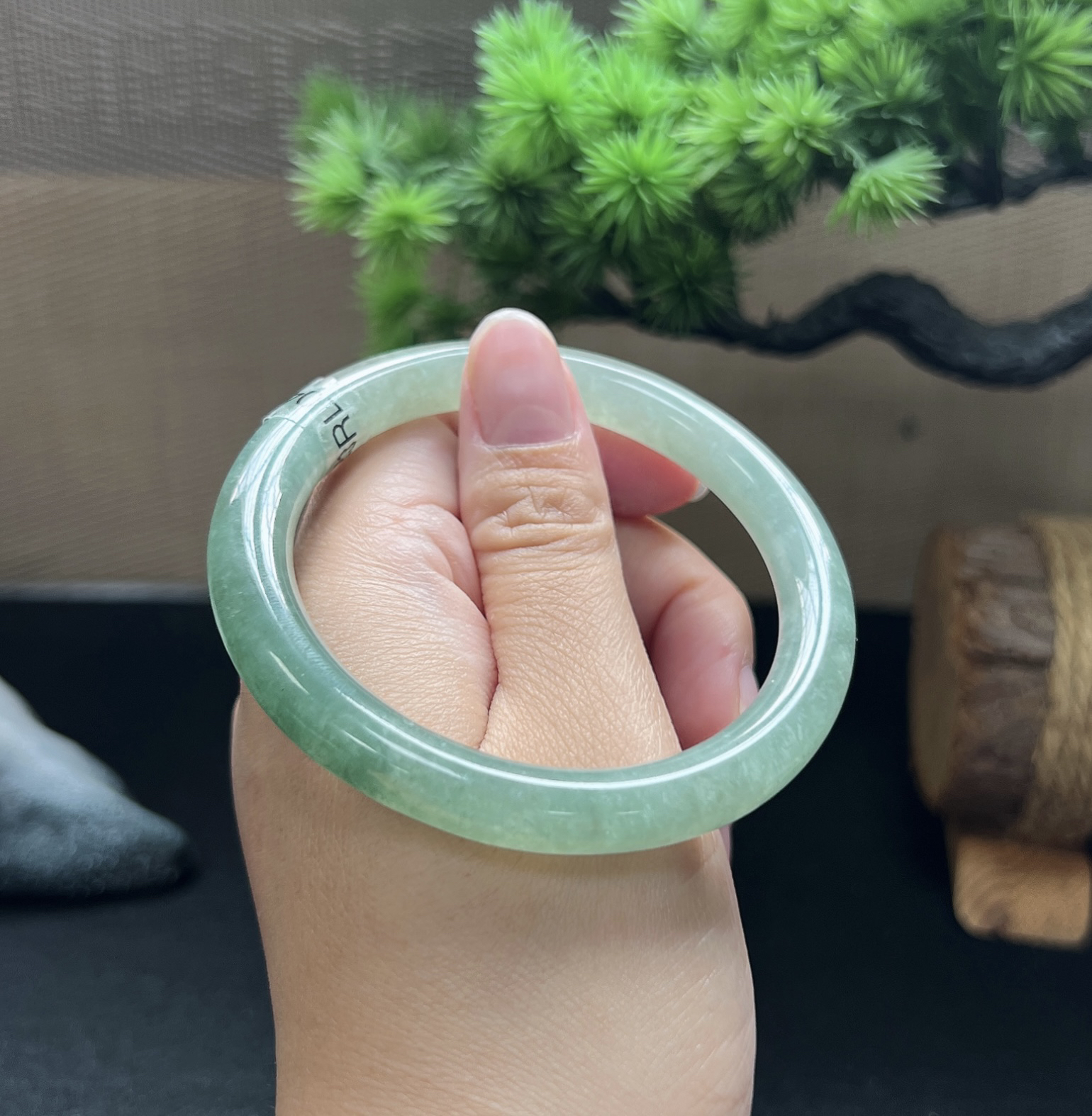 56圈口圆条飘花手镯