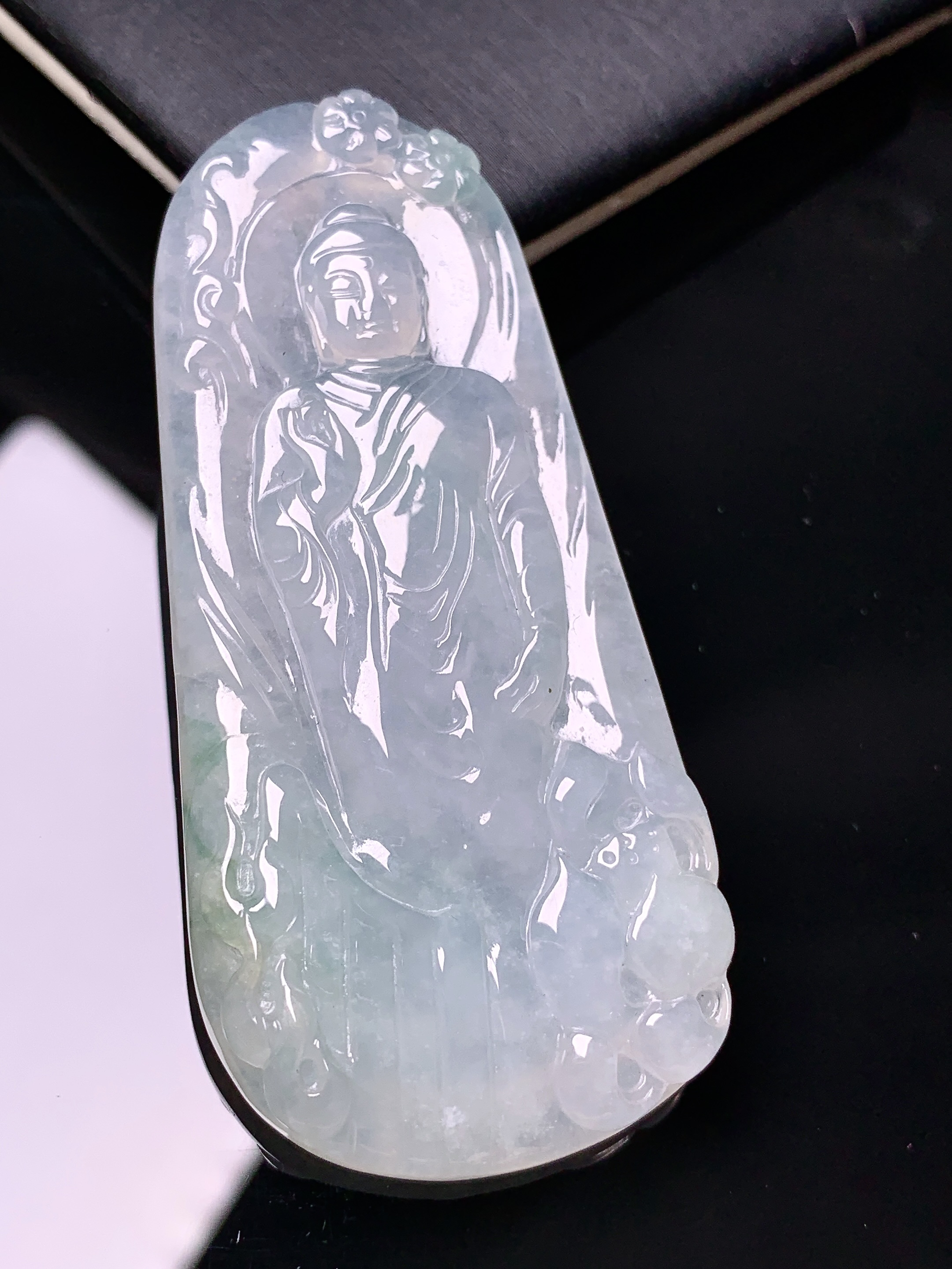 冰种大日如来佛祖吊坠 玉质细腻 色泽艳丽清新 水润亮眼 整体尺寸61.5*28.6*6a2