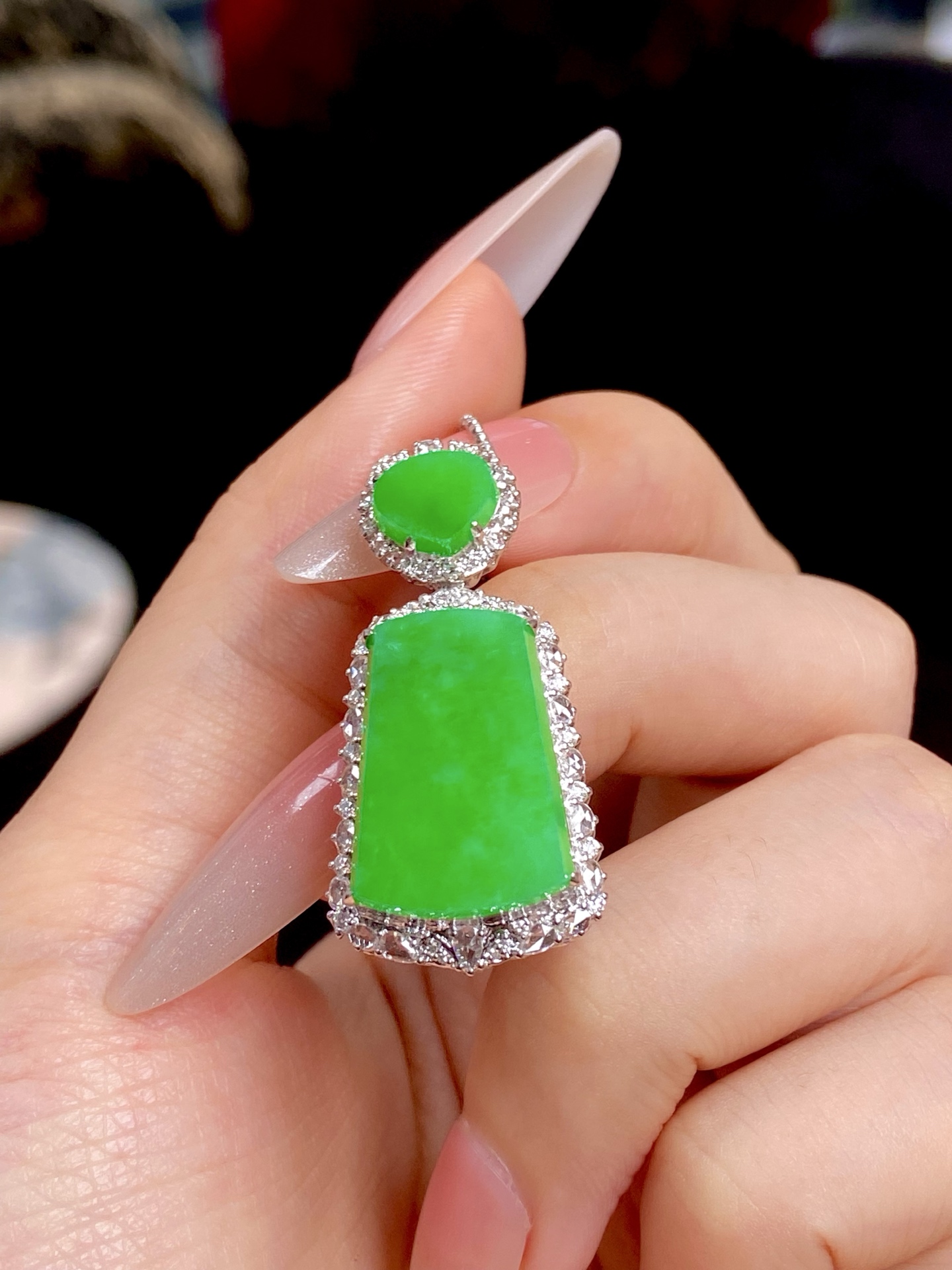 ️冰种阳绿无事牌吊坠，这一抹绿真的很难不被注意到，素面不雕的感，日常戴很难低调：36-17.7-10.8，裸石：19.2-13.3-3mm。