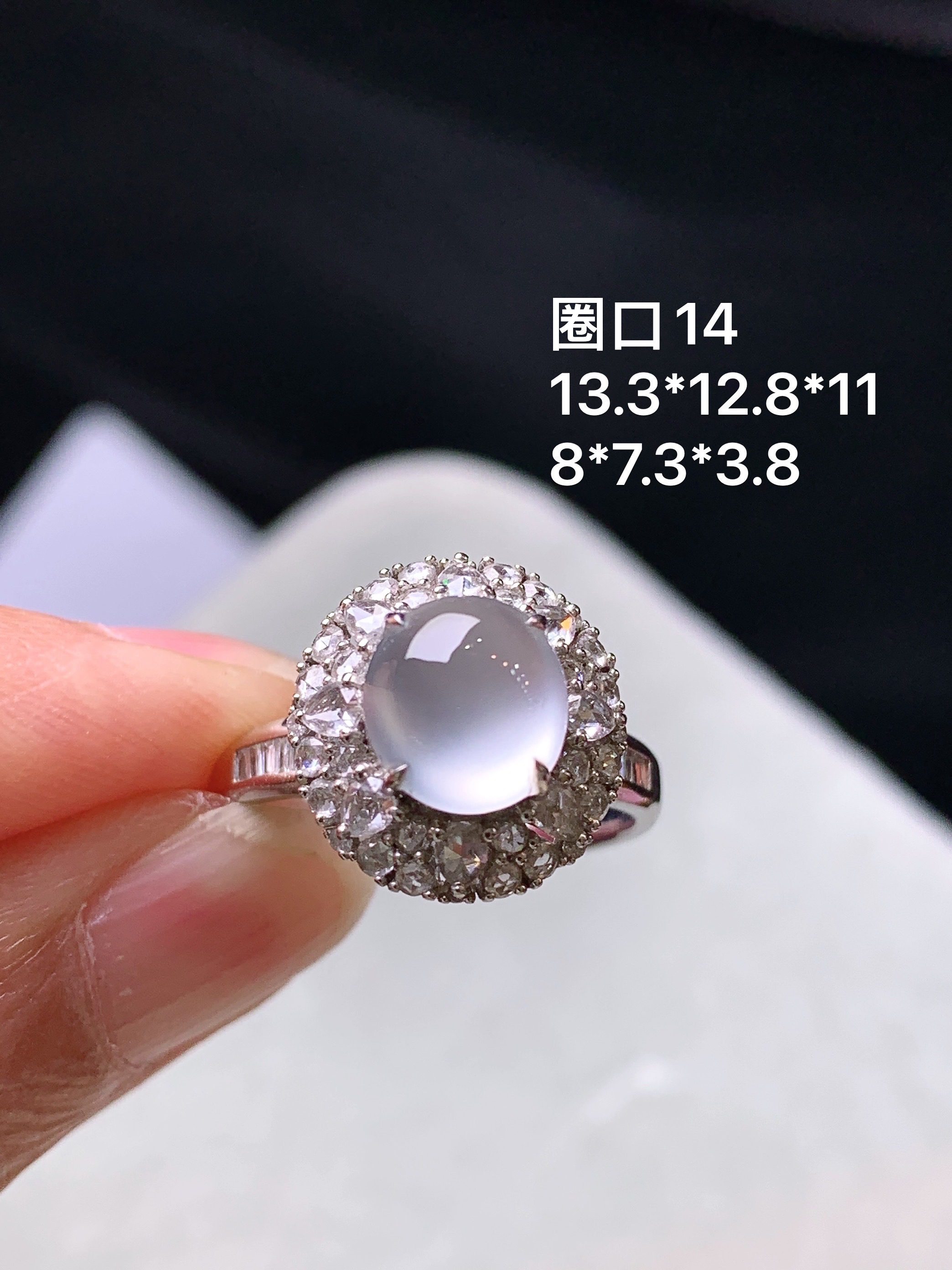 18k金钻镶嵌玻璃种蛋面戒指 玉质细腻 色泽艳丽清新 水润亮眼 圈口14 整体尺寸13.3*12.8*11t1