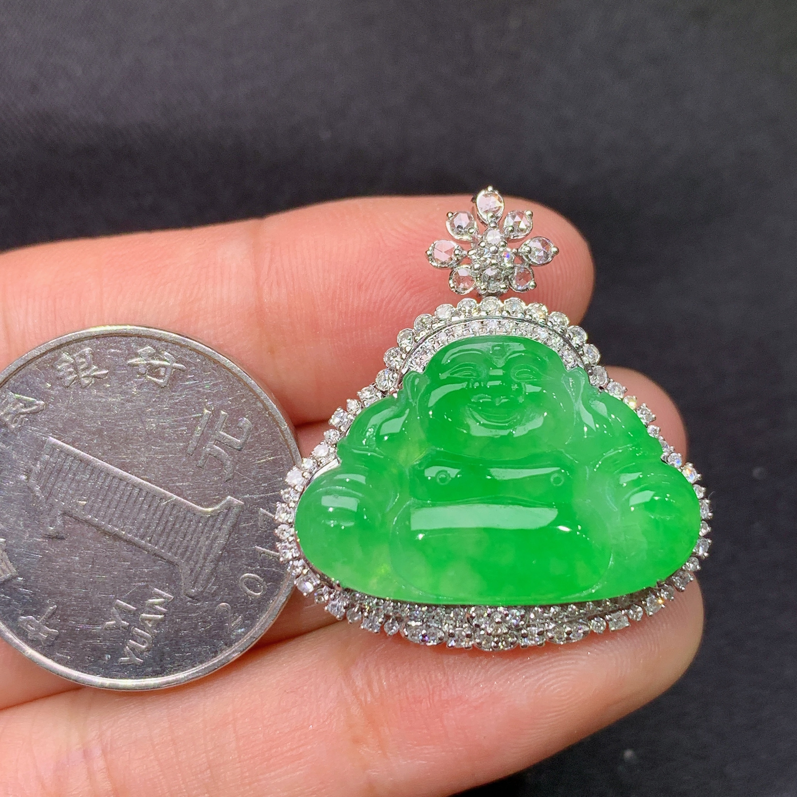 冰阳绿笑佛吊坠，18k金镶嵌，冰润色阳，品相好，种水足，Yt 尺寸29.3*27.8*10.1